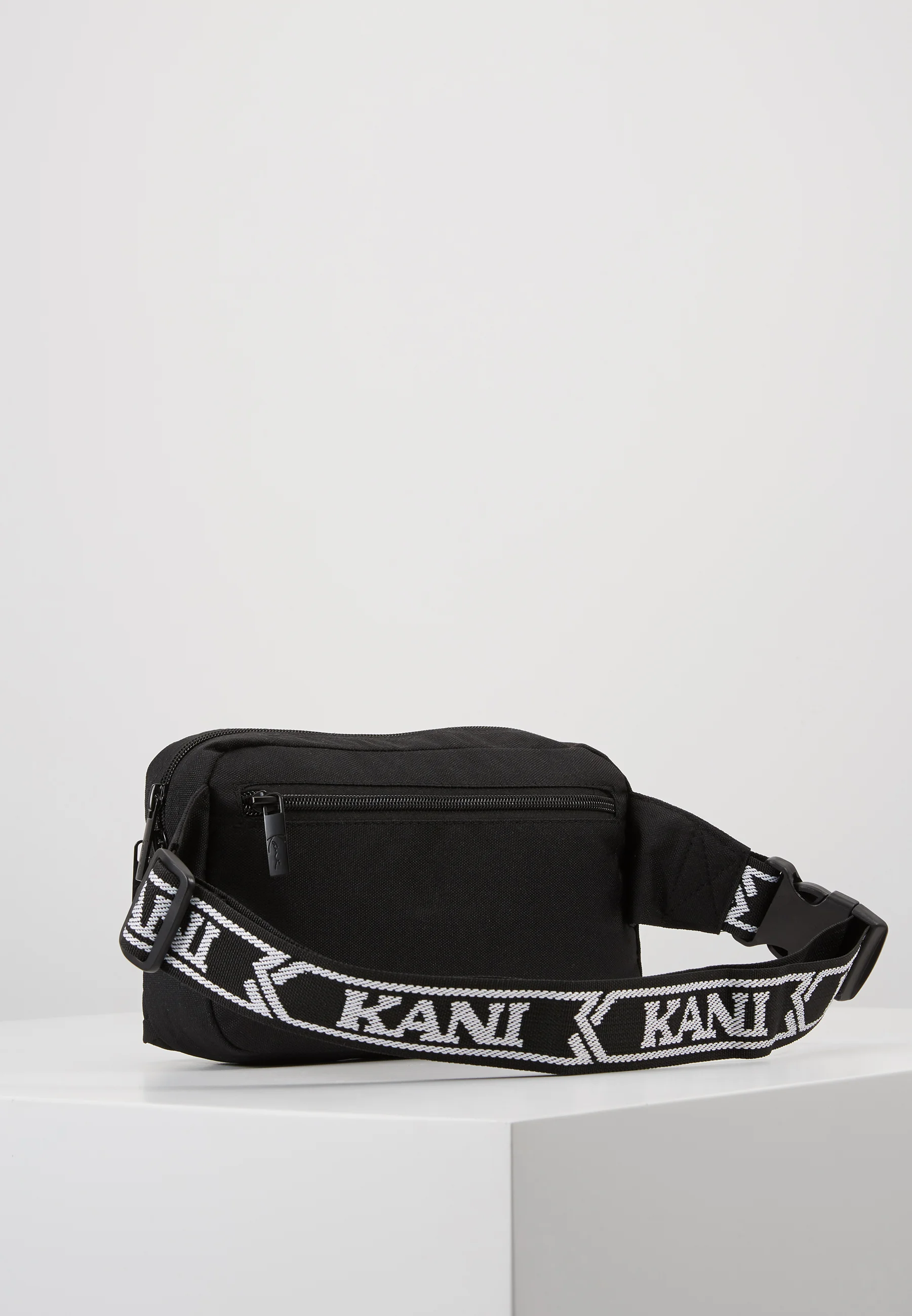 BOLSO DE RIÑONA CON CINTA DE FIRMA KK DE KARLA KANI - Riñonera