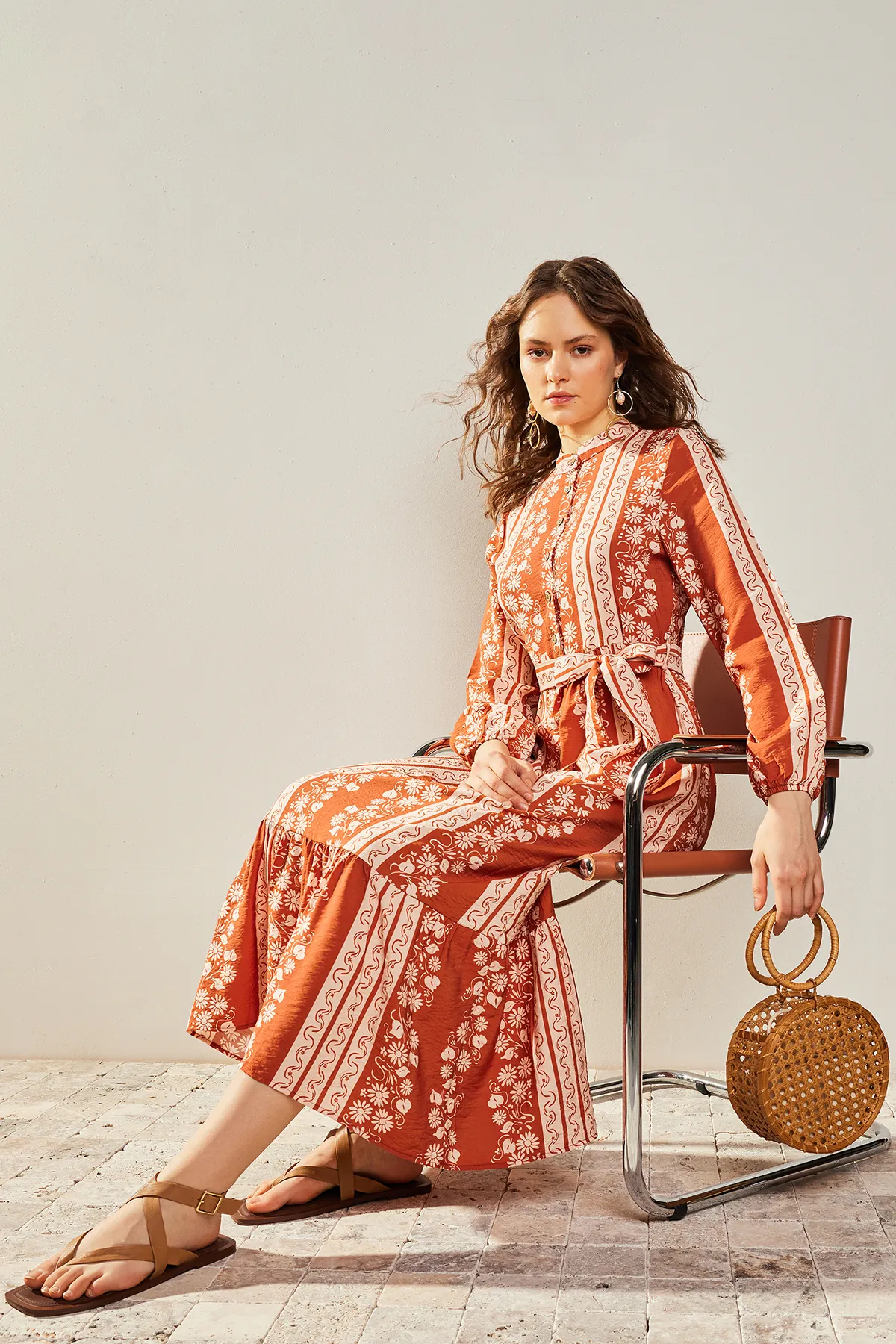 Trendyol Modest  Gewebtes Kleid mit halbem Patch und Kachelmuster TCTSS23EB00366