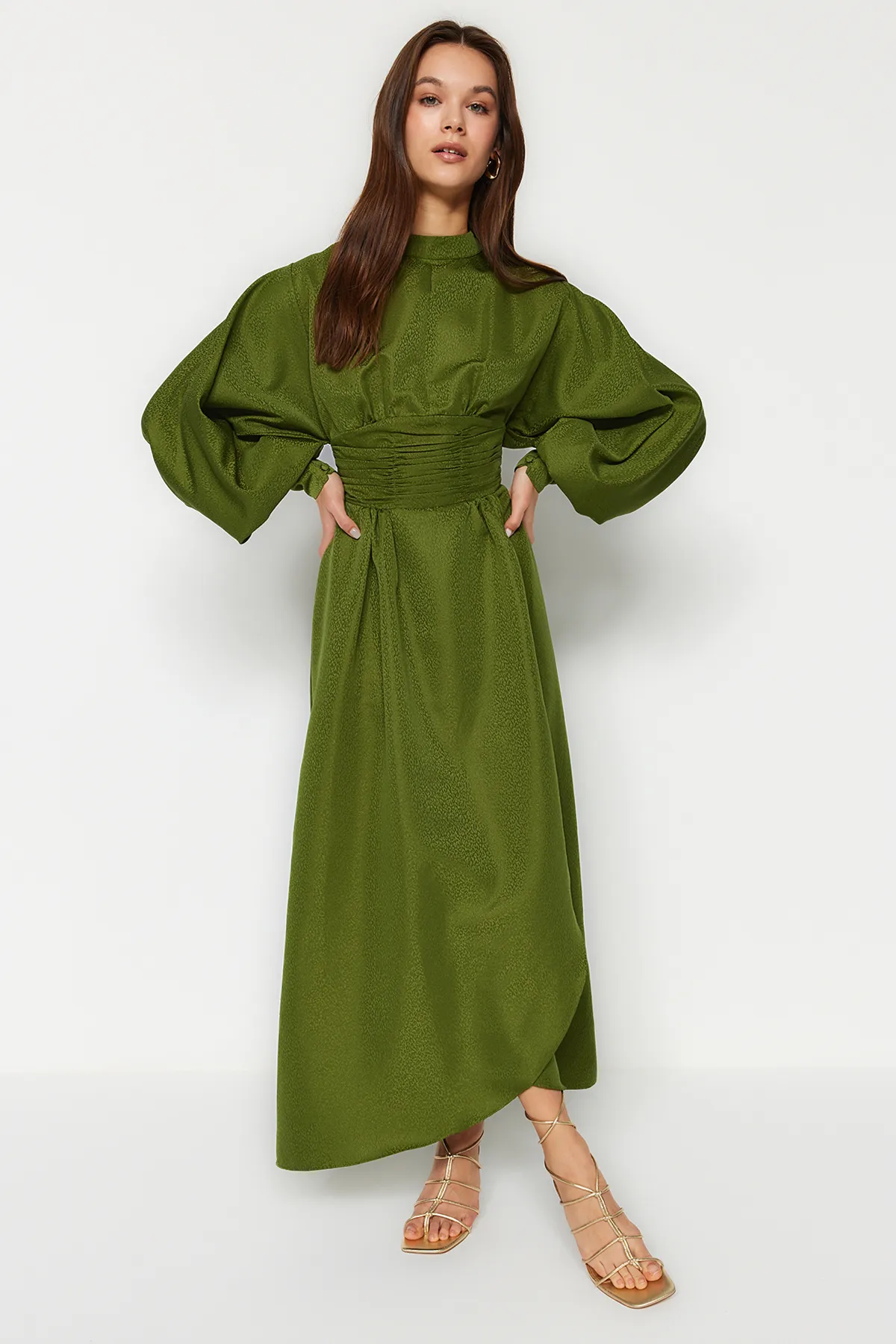 Trendyol Modest  Grüner, taillierter Jacquard-Satin mit Blumenmuster TCTSS23DB00017