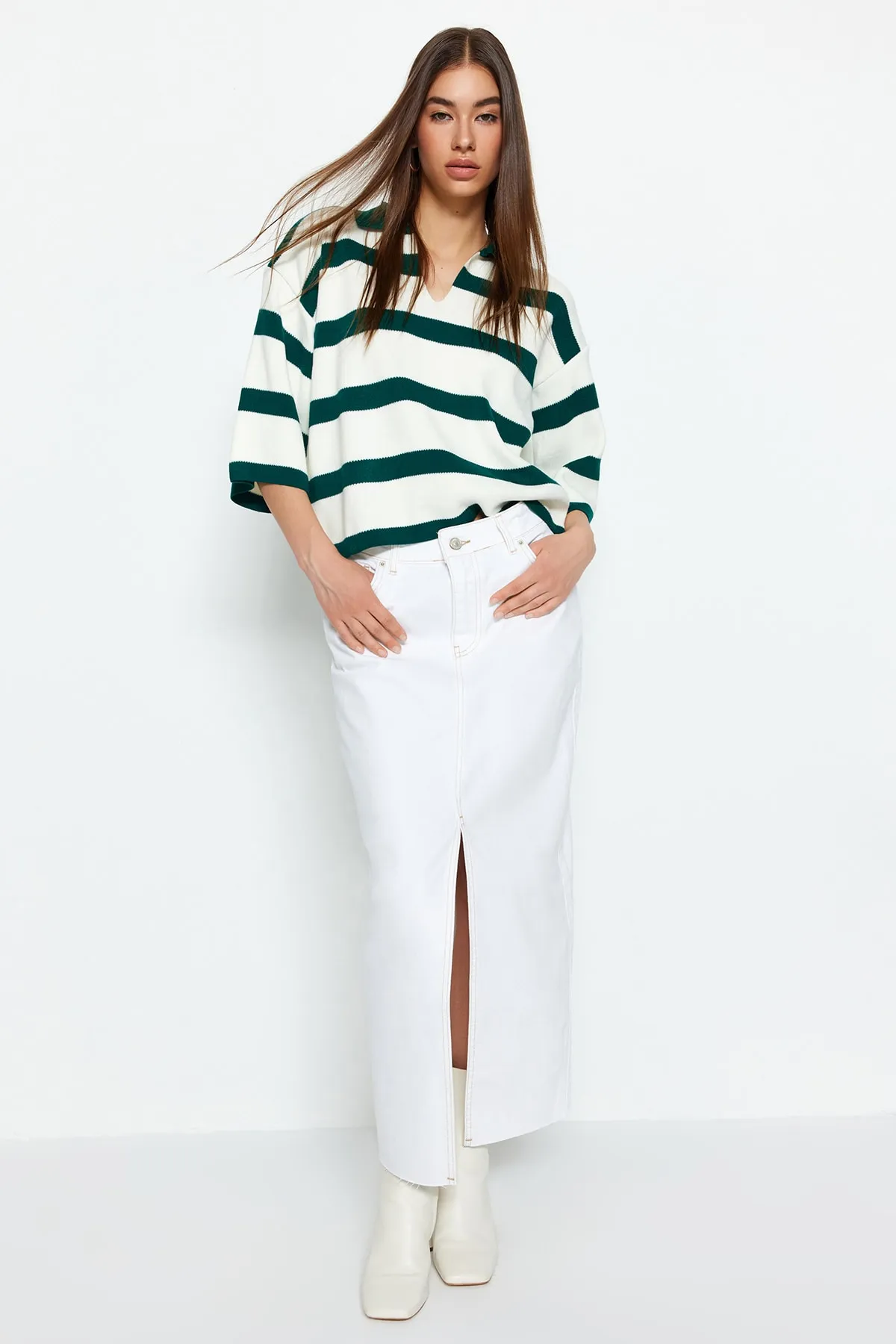 Trendyol Collection  Dunkelgrüner Basic-Strickpullover mit Streifen TWOAW23BZ00001
