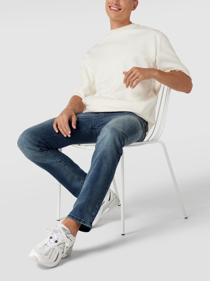 Jeans mit Label-Patch in royalblau