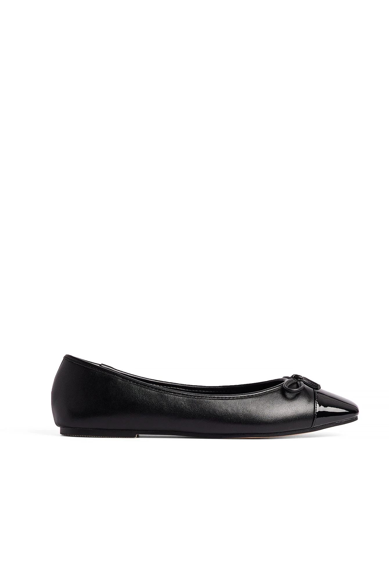 Ballerinas mit konstrastreicher Spitze