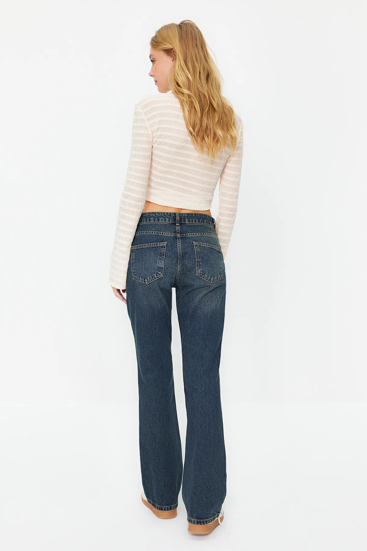 Trendyol Collection  Dunkelblaue, gerade Jeans mit niedriger Taille TWOSS24JE00100