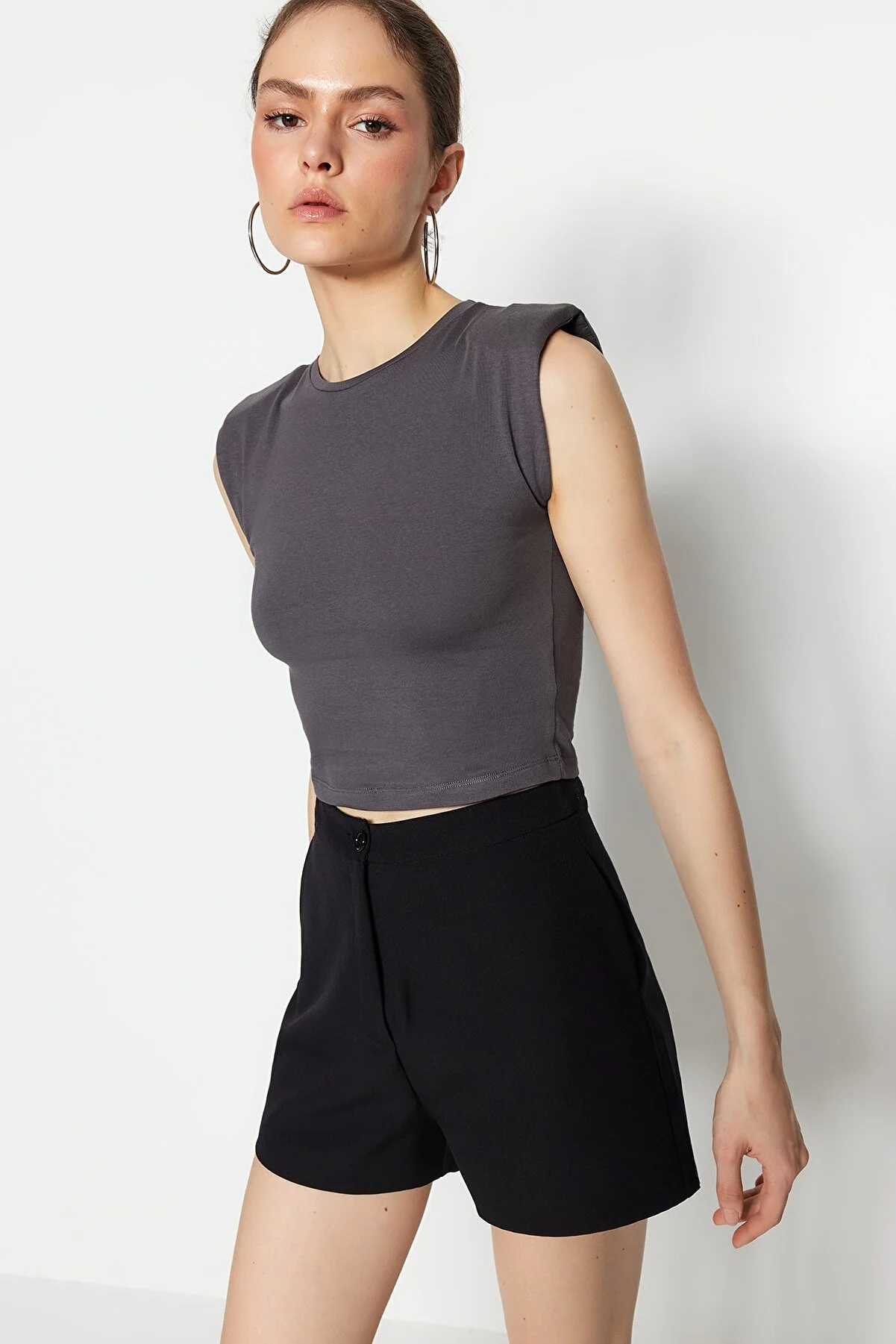 Trendyol Collection  Anthrazitfarbene, wattierte, eng anliegende, kurze, dehnbare Strickbluse mit Rundhalsausschnitt TWOSS23BZ00251
