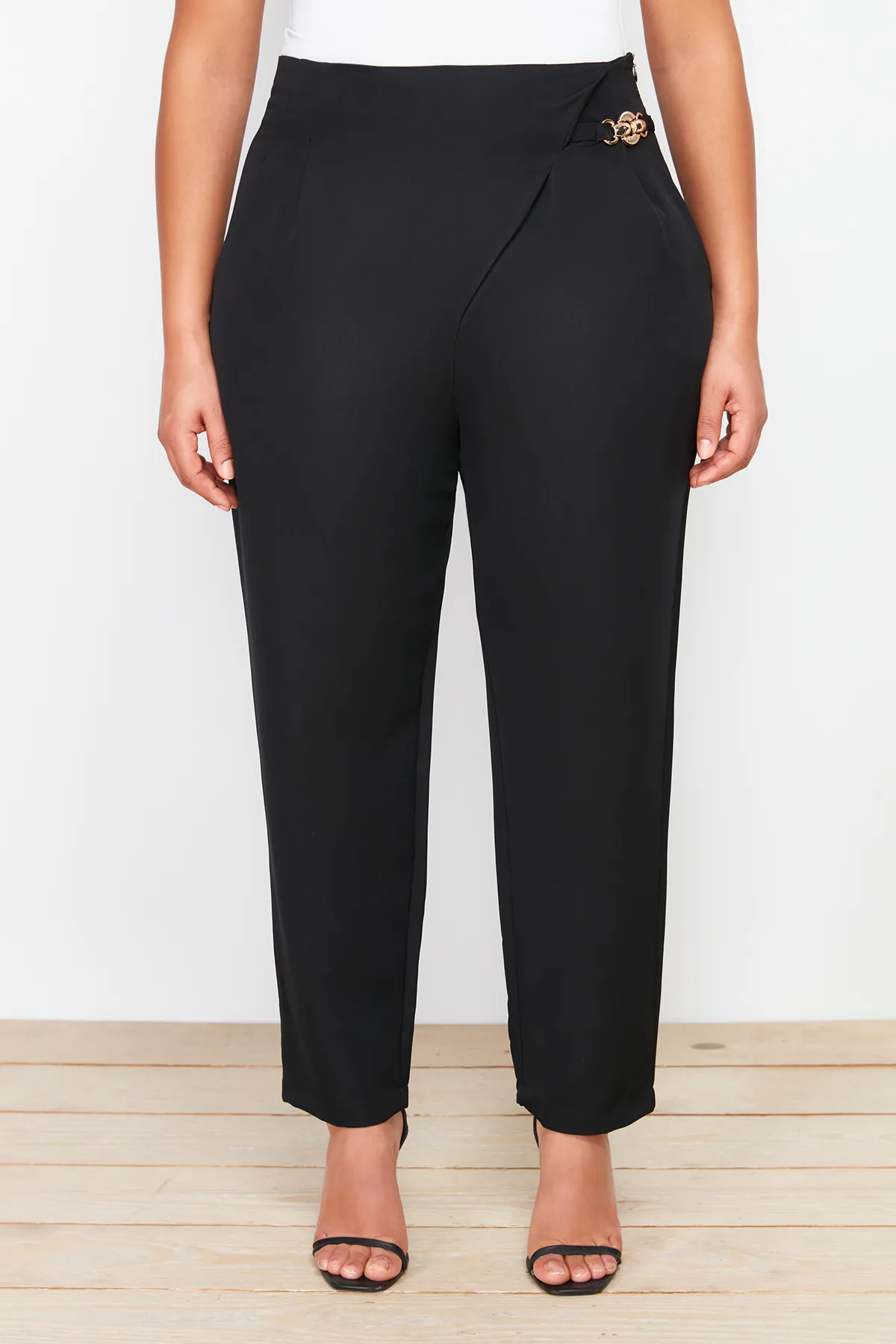 Trendyol Curve  Schwarze gewebte Hose TBBSS24AR00003