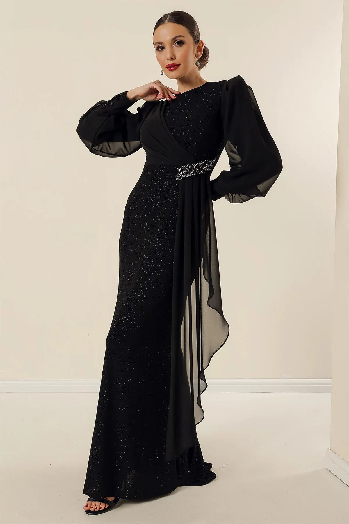 By Saygı  Lycra-Chiffon, detailliertes, gefüttertes, langes, glitzerndes, weites Kleid mit Steinaccessoires an der Taille