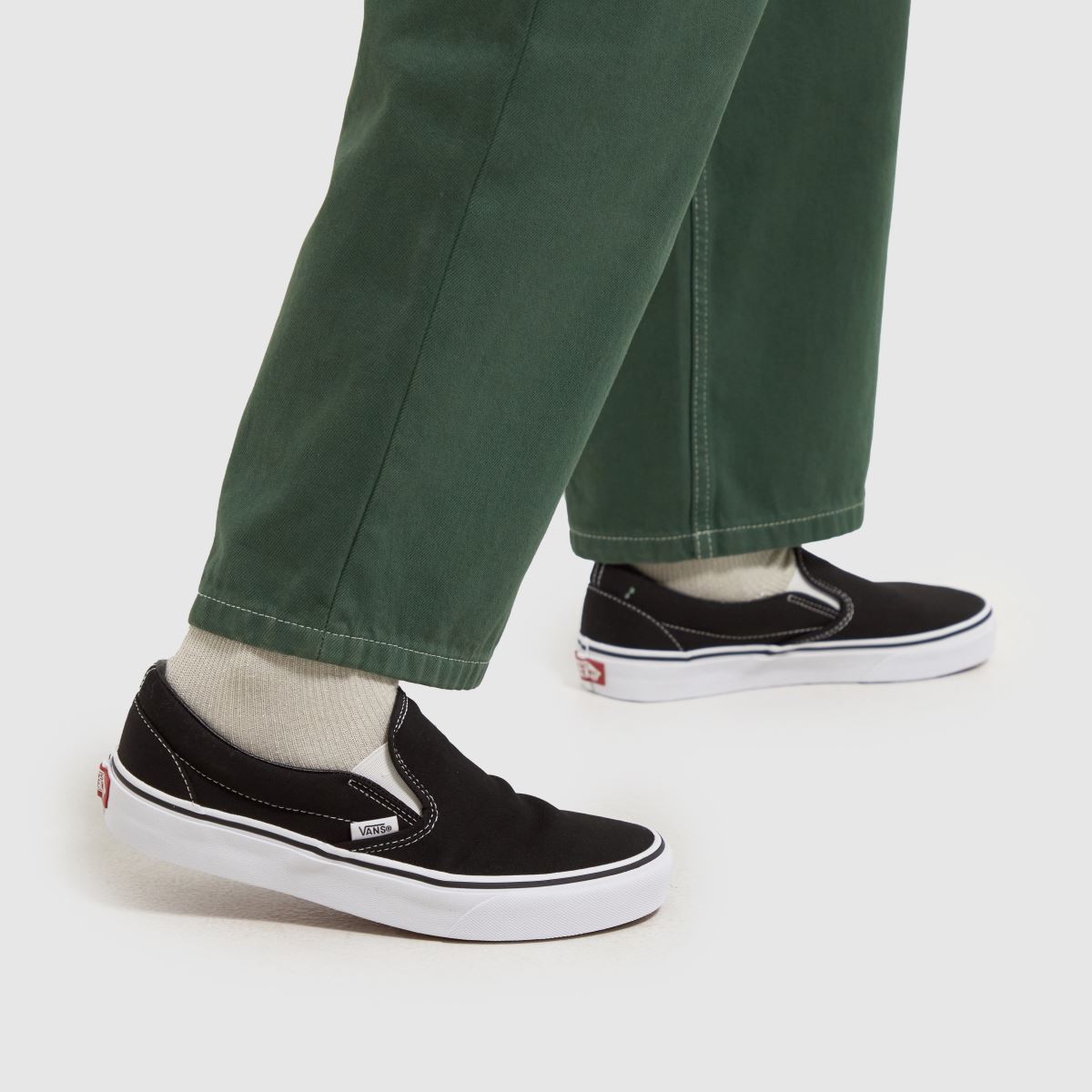 Vans – Klassiska slip-vi-sneakers i svart och vitt
