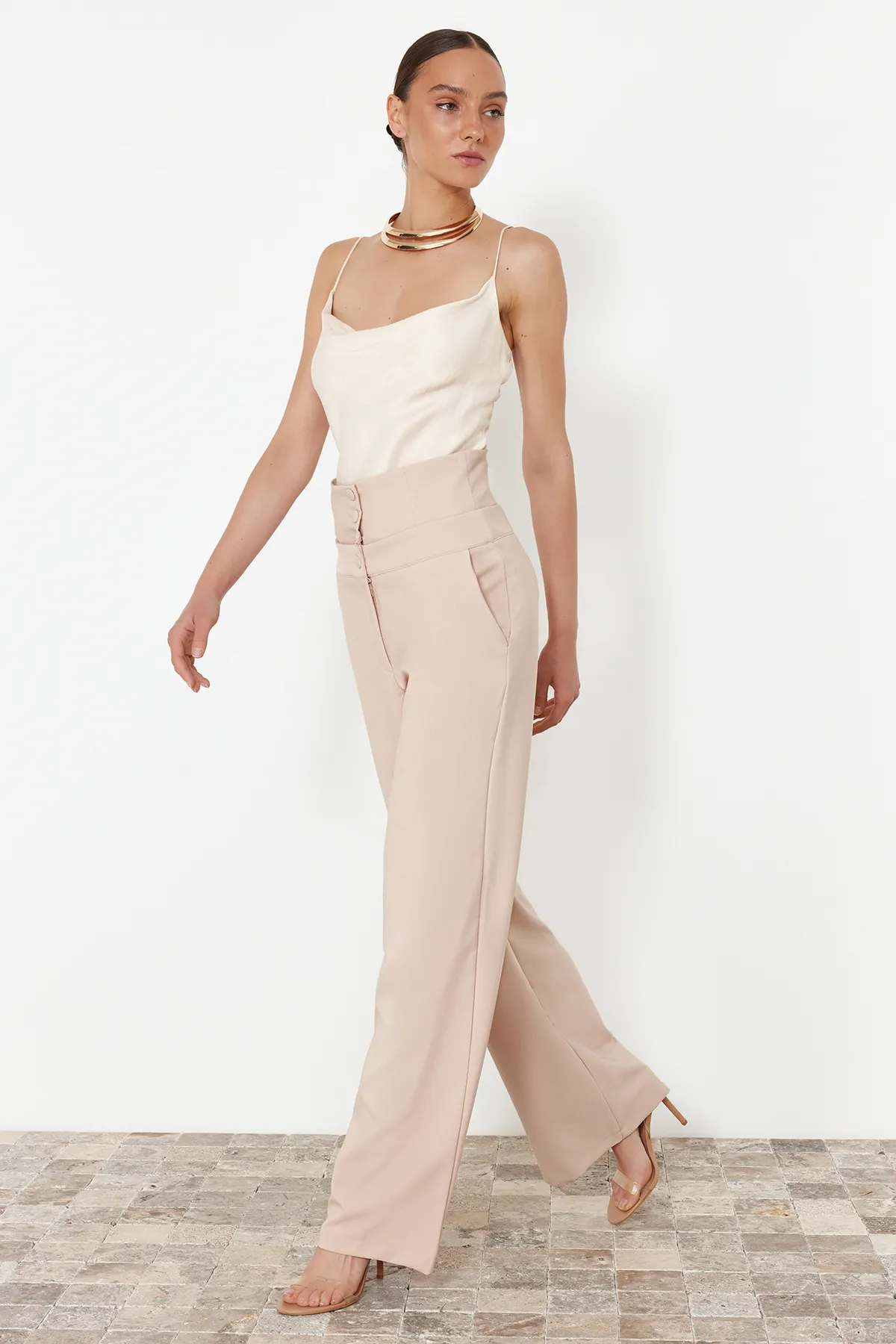 Trendyol Collection  Gewebte Hose mit Korsettdetail in Stein TPRSS23PL00033