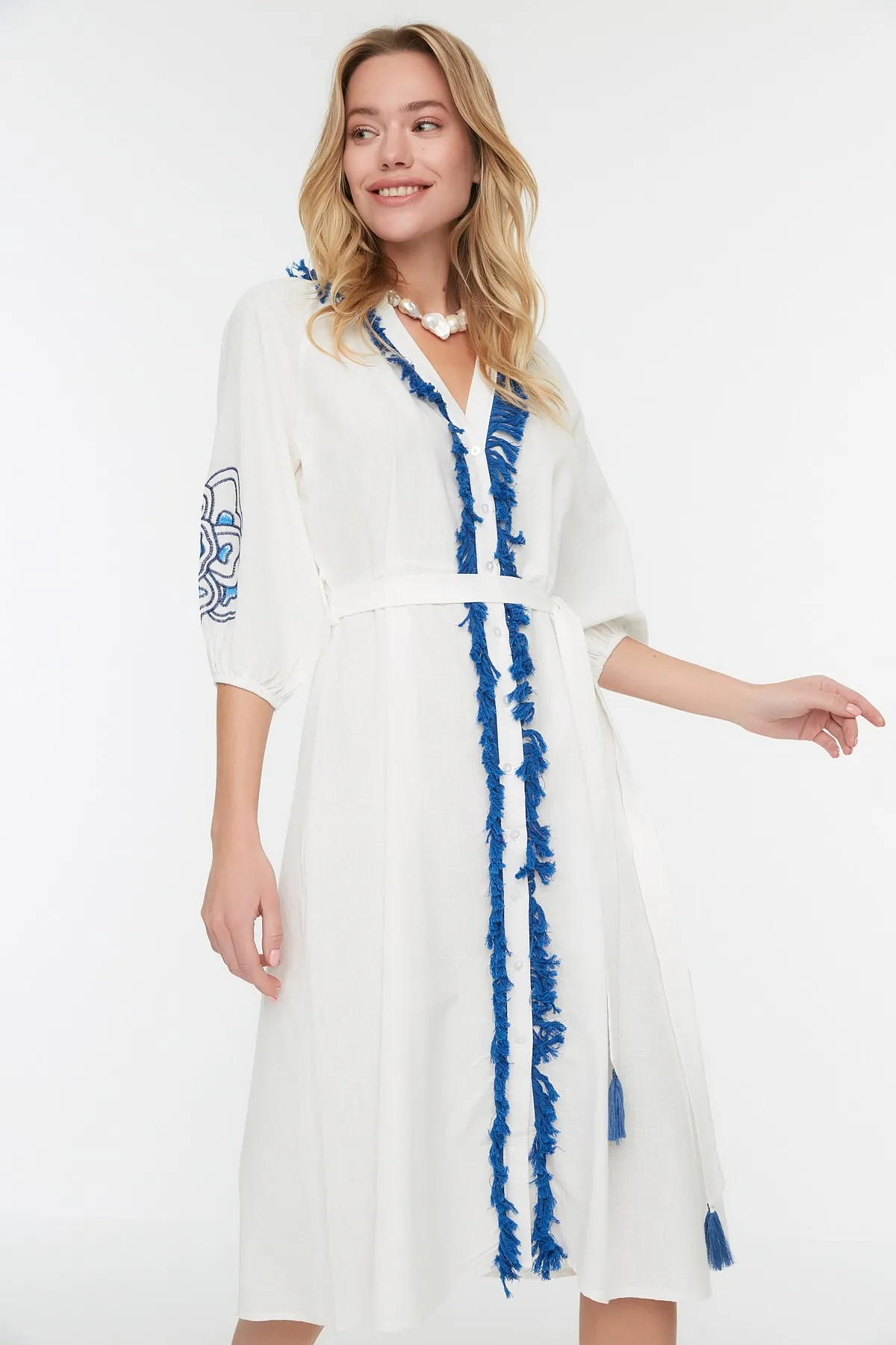 Trendyol Collection  Weißes Midi-Strandkleid aus 100 % Baumwolle mit gewebten Quasten TBESS21EL4003