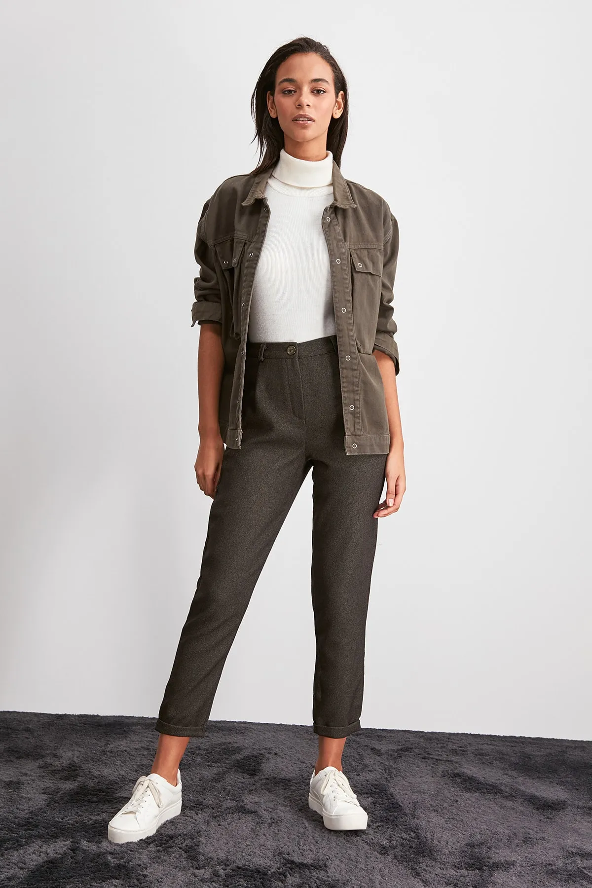 Trendyol Collection  Khakifarbene, schmale, gewebte Hose mit Faltendetails TWOAW20PL0541