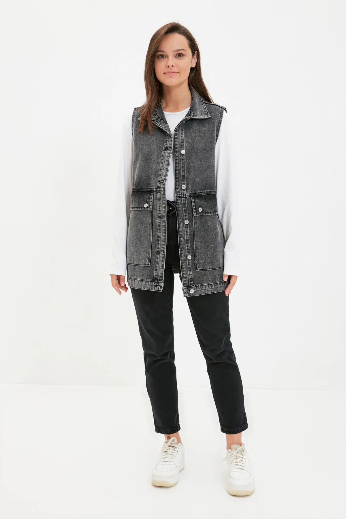 Trendyol Collection  Anthrazitfarbene Jeansjacke mit Hemdkragen und Taschendetail aus 100 % Baumwolle TCTAW22CK0006