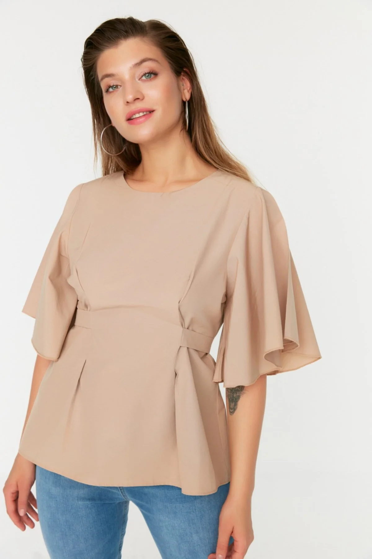 Trendyol Curve  Beigefarbene Bluse mit Krawattendetails TBBSS22BZ1316