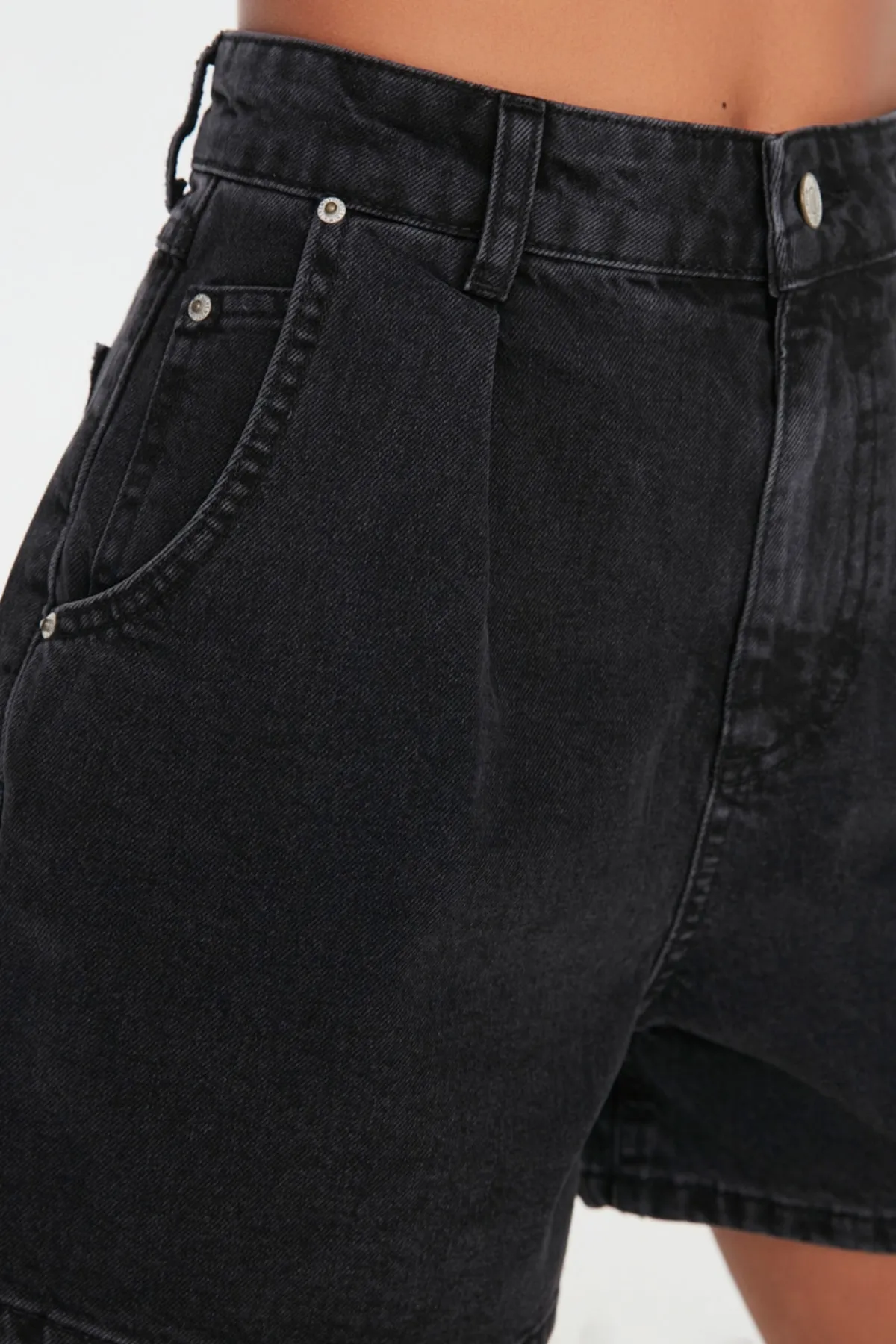 Trendyol Collection  Schwarze, nachhaltigere Denim-Shorts mit Falten TWOSS20SR0129