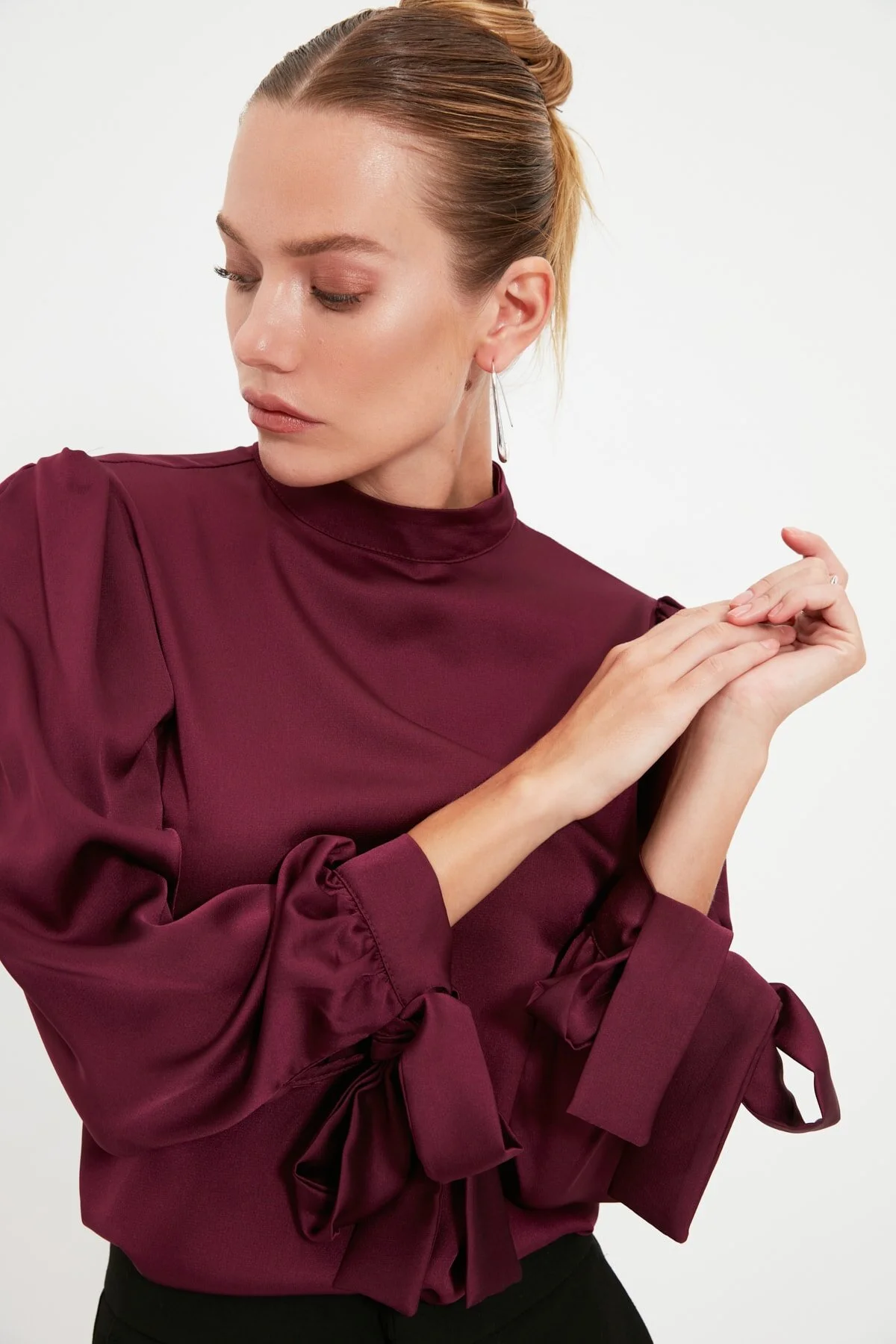 Trendyol Collection  Bluse aus gewebtem Satin – Pflaumenfarbe, mit Bindedetail TOFAW19FG0082