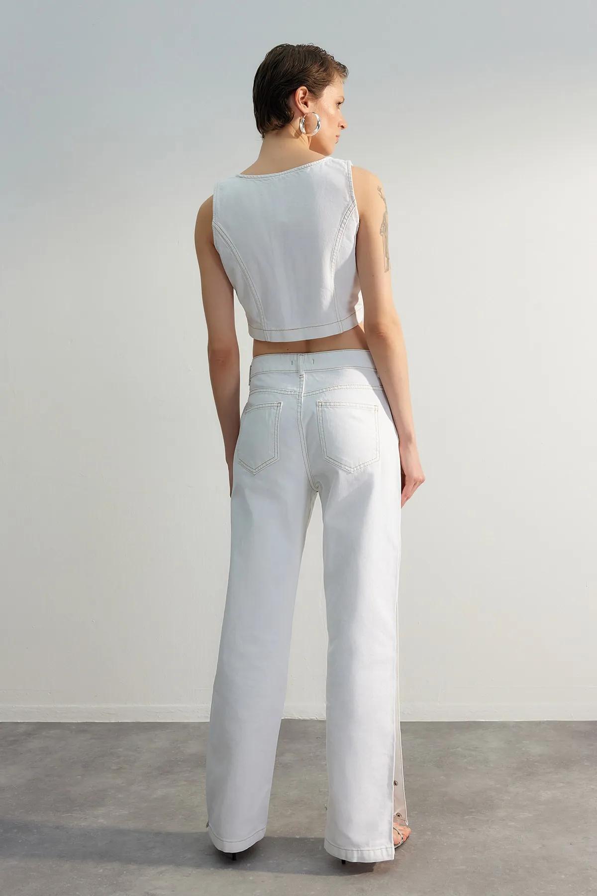 Trendyol Collection  Weißes Jeans-Bustier in limitierter Auflage mit Nieten-Detail TWOSS23BS00015