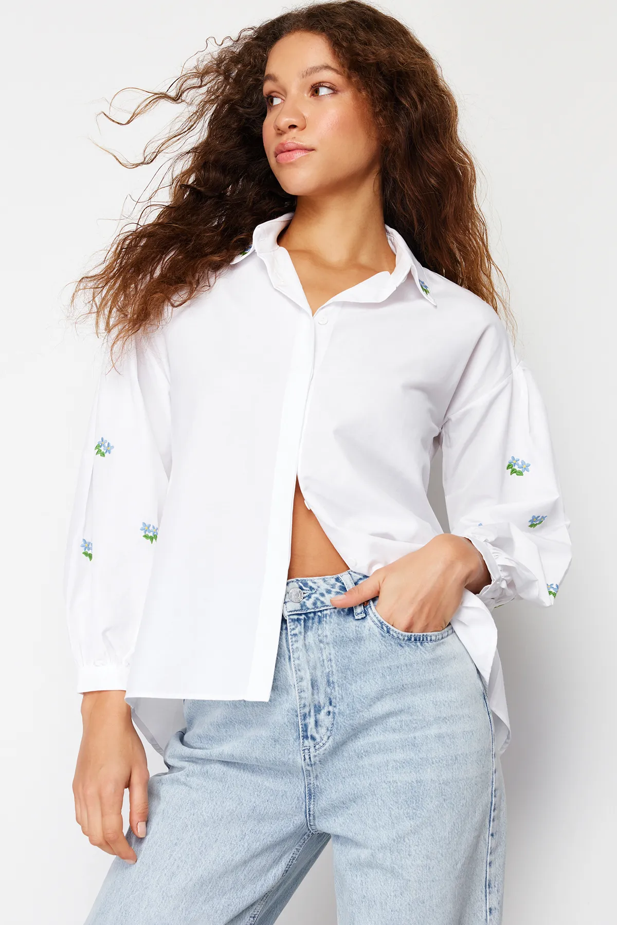 Trendyol Collection  Baumwollhemd in Ecru, Stickereidetail, Regular Fit, TWOAW23GO00081