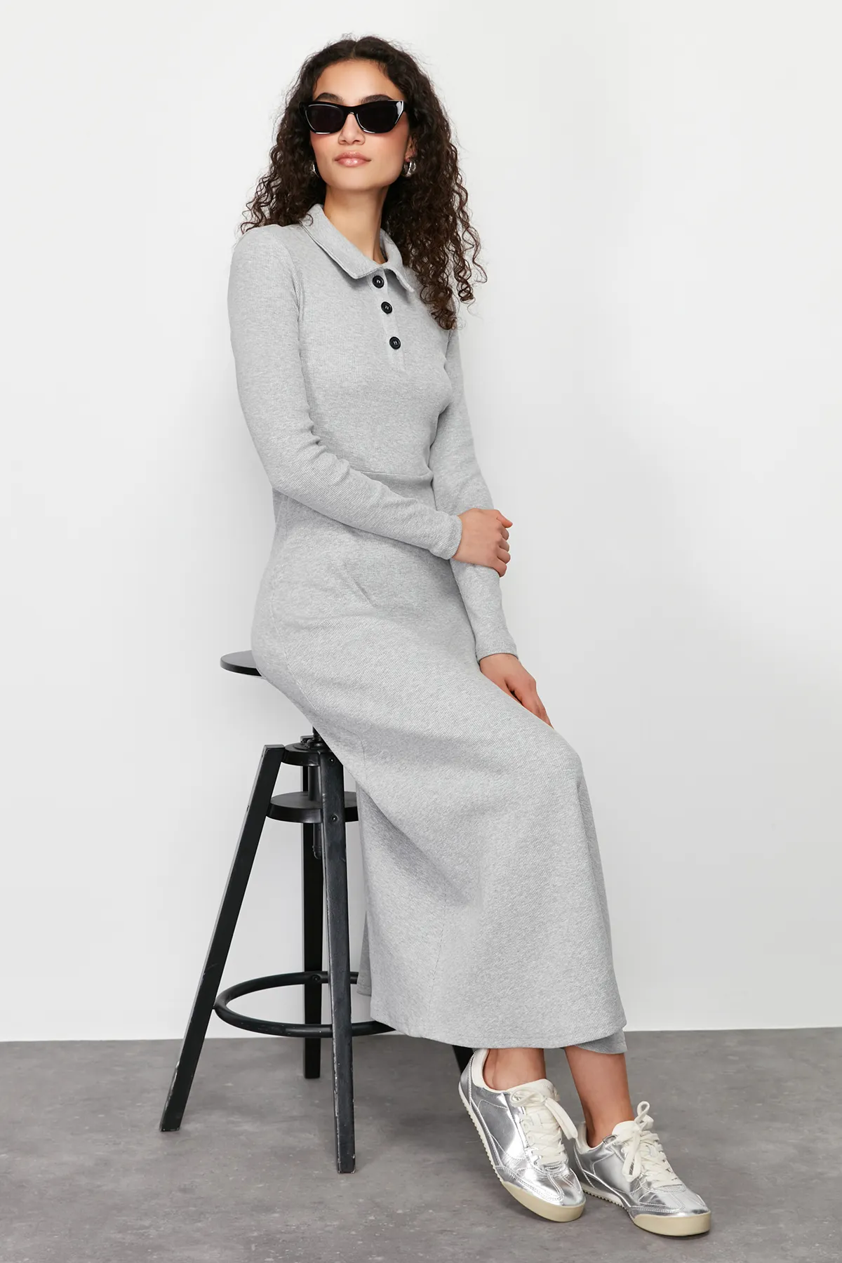 Trendyol Modest  Graues schlichtes Strickkleid mit Polokragen und Knopfdetail TCTSS24EB00123