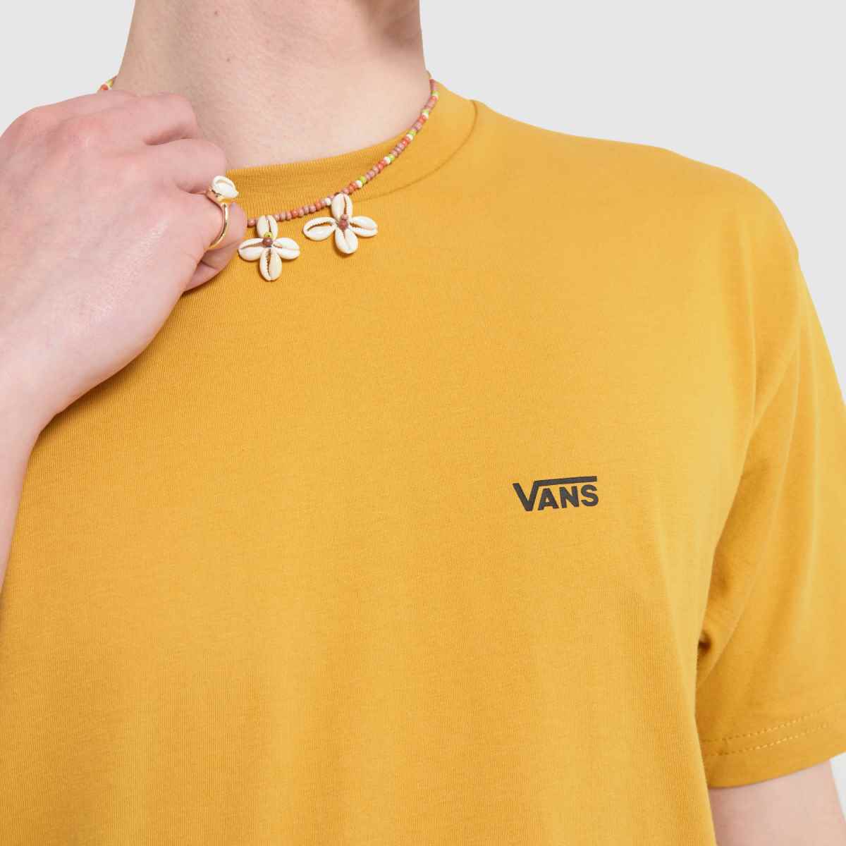 Vans logó aranyban a bal mellkason
