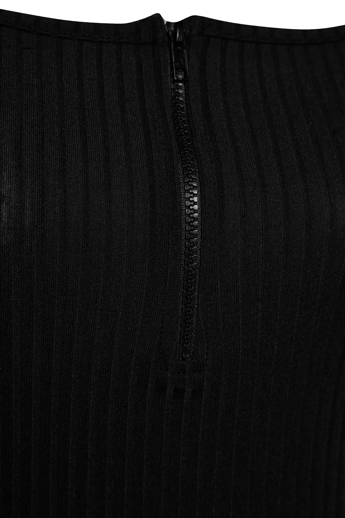 Trendyol Curve  Schwarze Strickbluse mit quadratischem Kragen und Reißverschluss TBBSS22AF0027