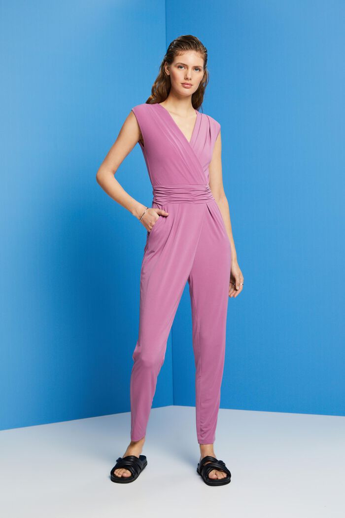 Ärmelloser Jumpsuit mit Ausschnitt in Wickel-Optik