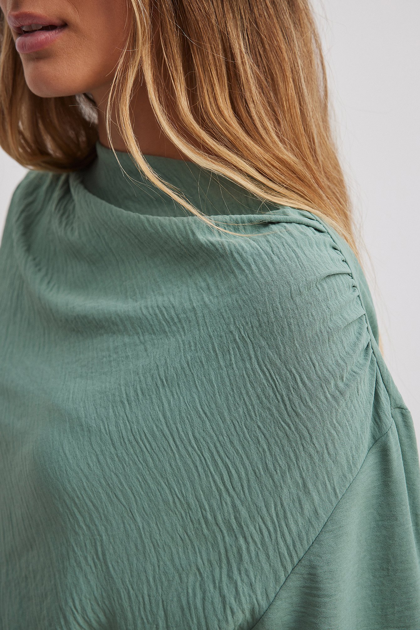 Minikleid mit Trichterausschnitt