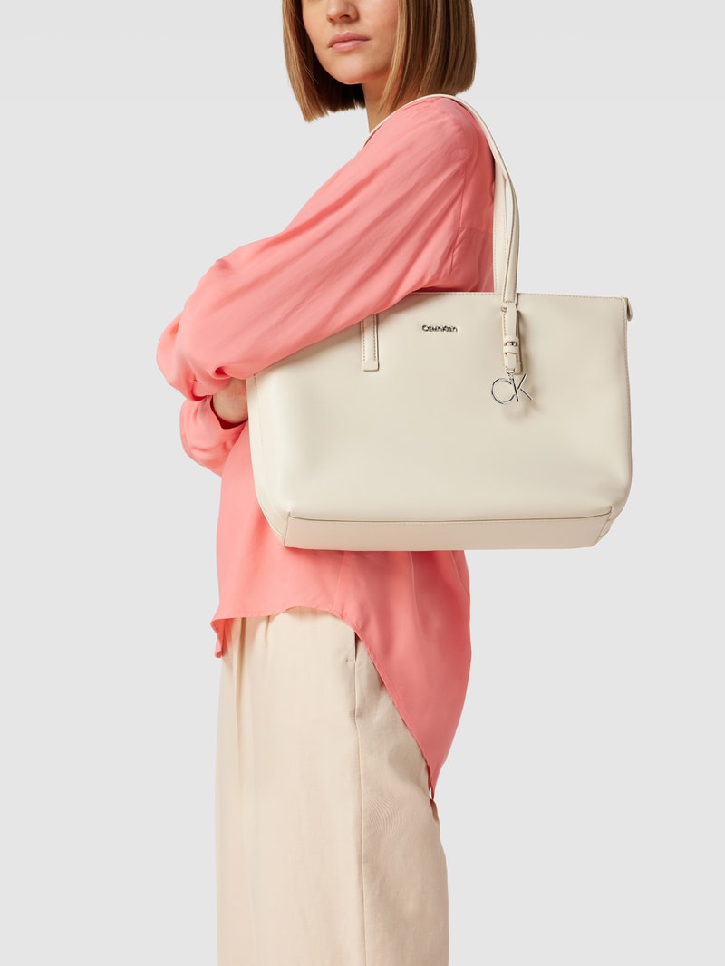 Shopper in Leder-Optik in ecru