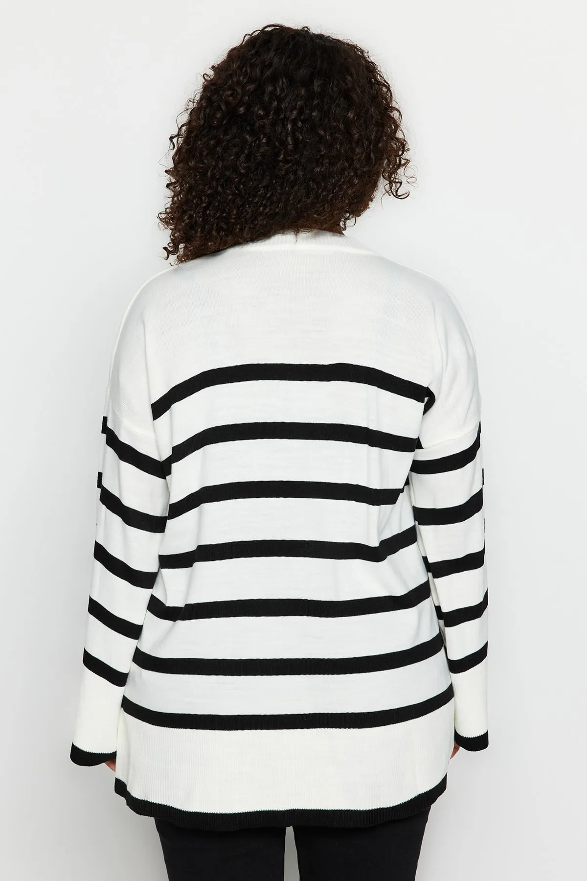 Trendyol Curve  Ecru gestreifter Strickpullover mit Rundhalsausschnitt TBBAW24AN00024