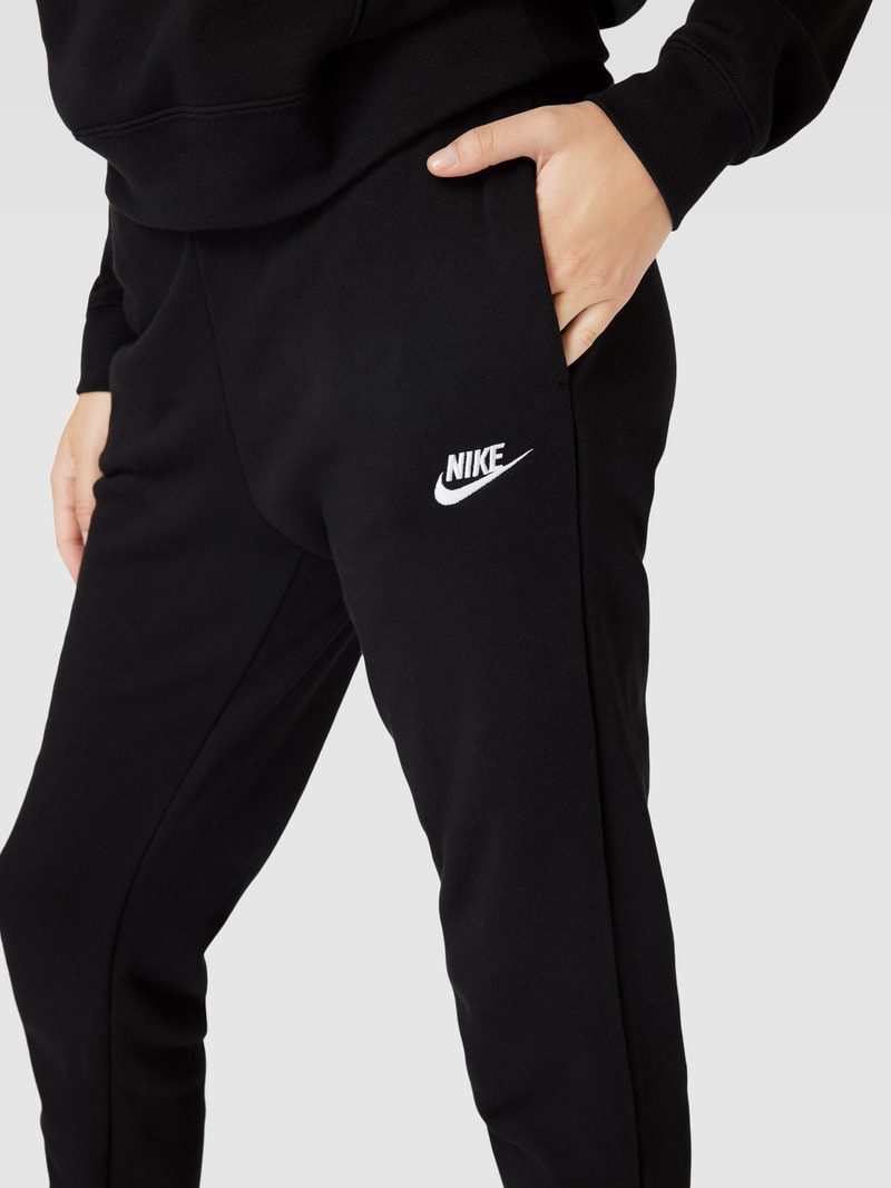Sweatpants mit Label-Detail Modell 'NSW CLUB' in schwarz