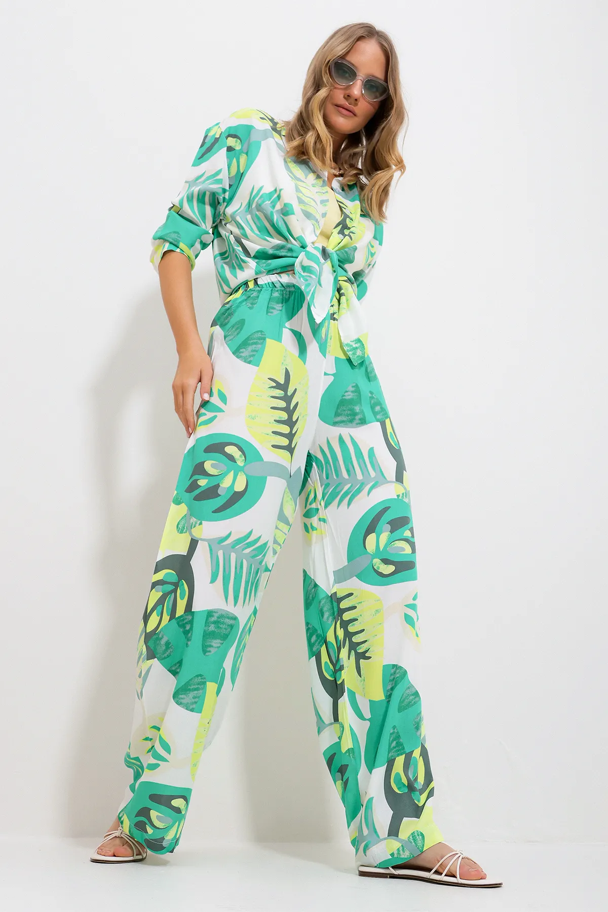 Trend Alaçatı Stili  Grünes gemustertes Damen-Set aus Hemd und Hose, Oberteil und Unterteil, gewebt, Alc-X11747