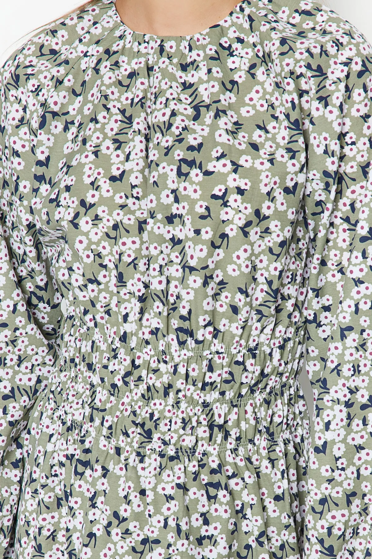 Trendyol Modest  Hellgrünes Kleid aus gewebter Baumwolle mit Blumenmuster und Gipe-Details TCTSS23EB00300