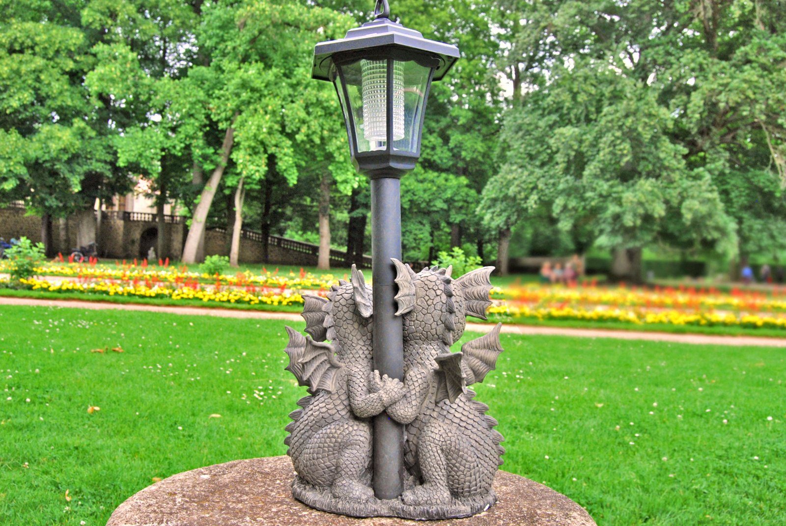 MystiCalls Gartenfigur Gartendrache - Modell Liebespaar mit Solar-Laterne