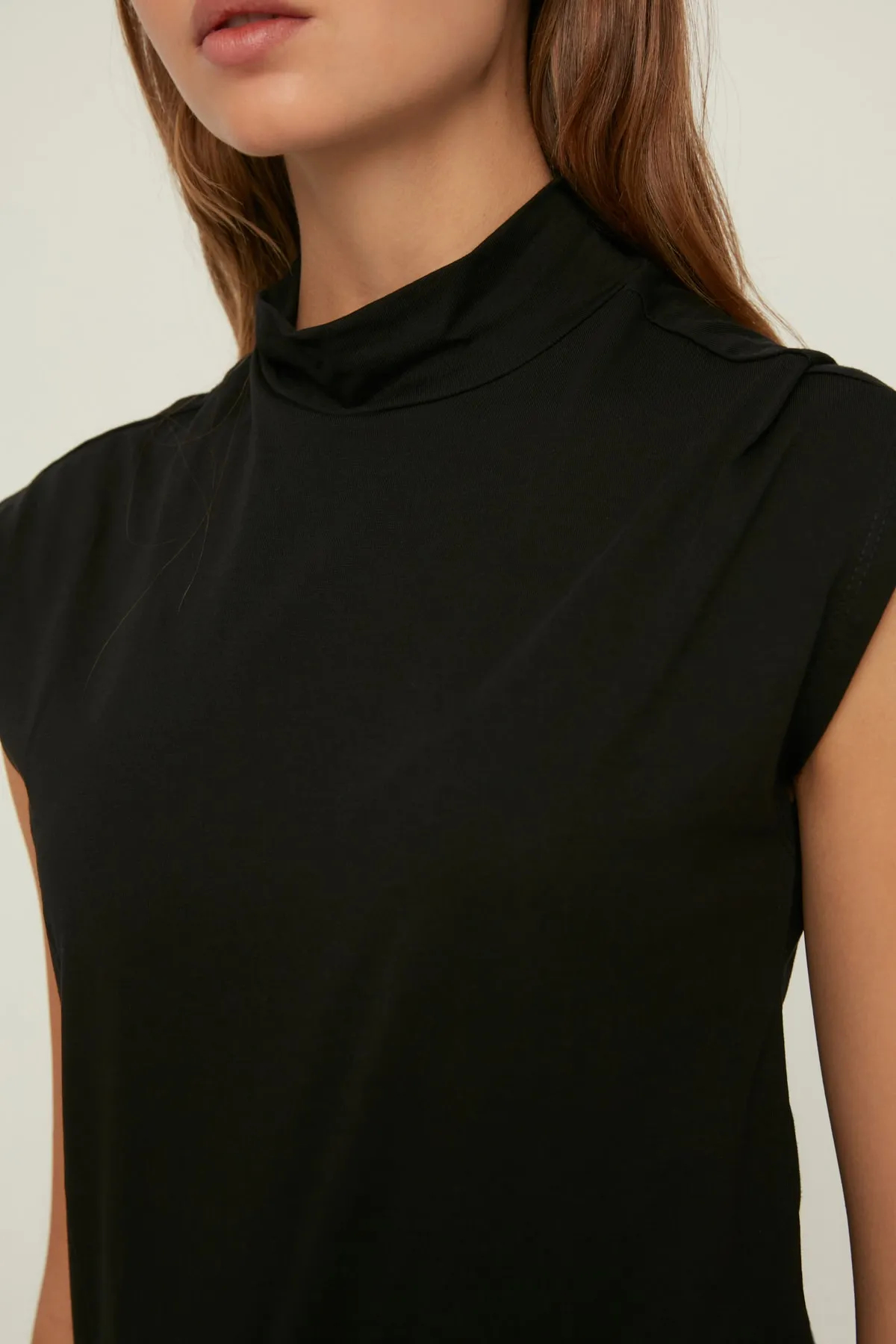 Trendyol Modest  Schwarz-Graues 2er-Pack ärmellose Unterwäsche-Liner-Tunika mit Stehkragen TCTSS21UK0033