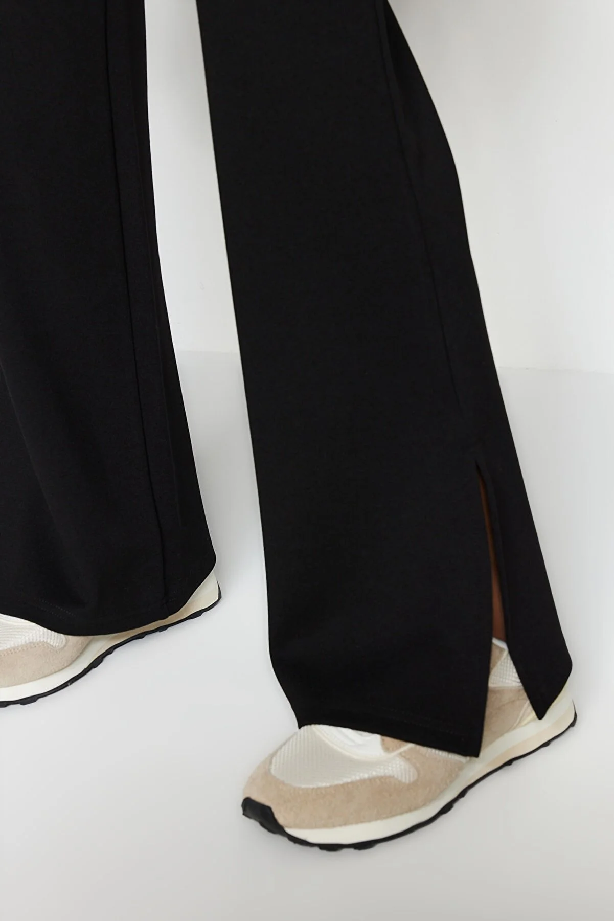 Trendyol Collection  Schwarze, seitlich geschlitzte, ausgestellte/spanische Strickhose mit hoher Taille TWOSS23PL00134