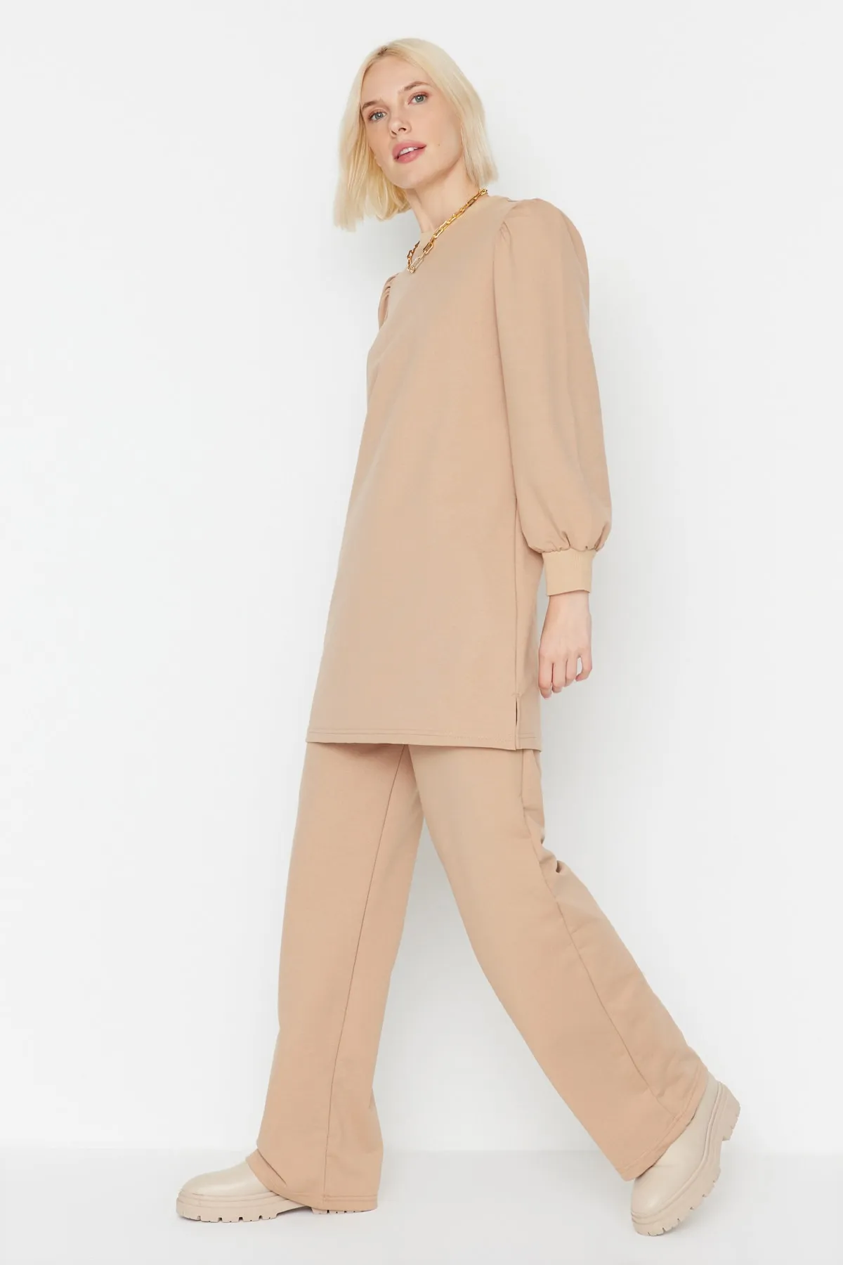 Trendyol Modest  Kamelfarbenes Tunika-Hosen-Strickset mit Schulterdetail TCTAW23US00183