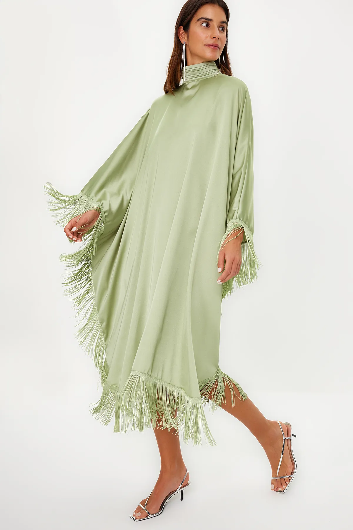 Trendyol Modest  Khakifarbenes Kaftan-Abendkleid aus Satin mit Quasten und Details TCTSS24DB00038
