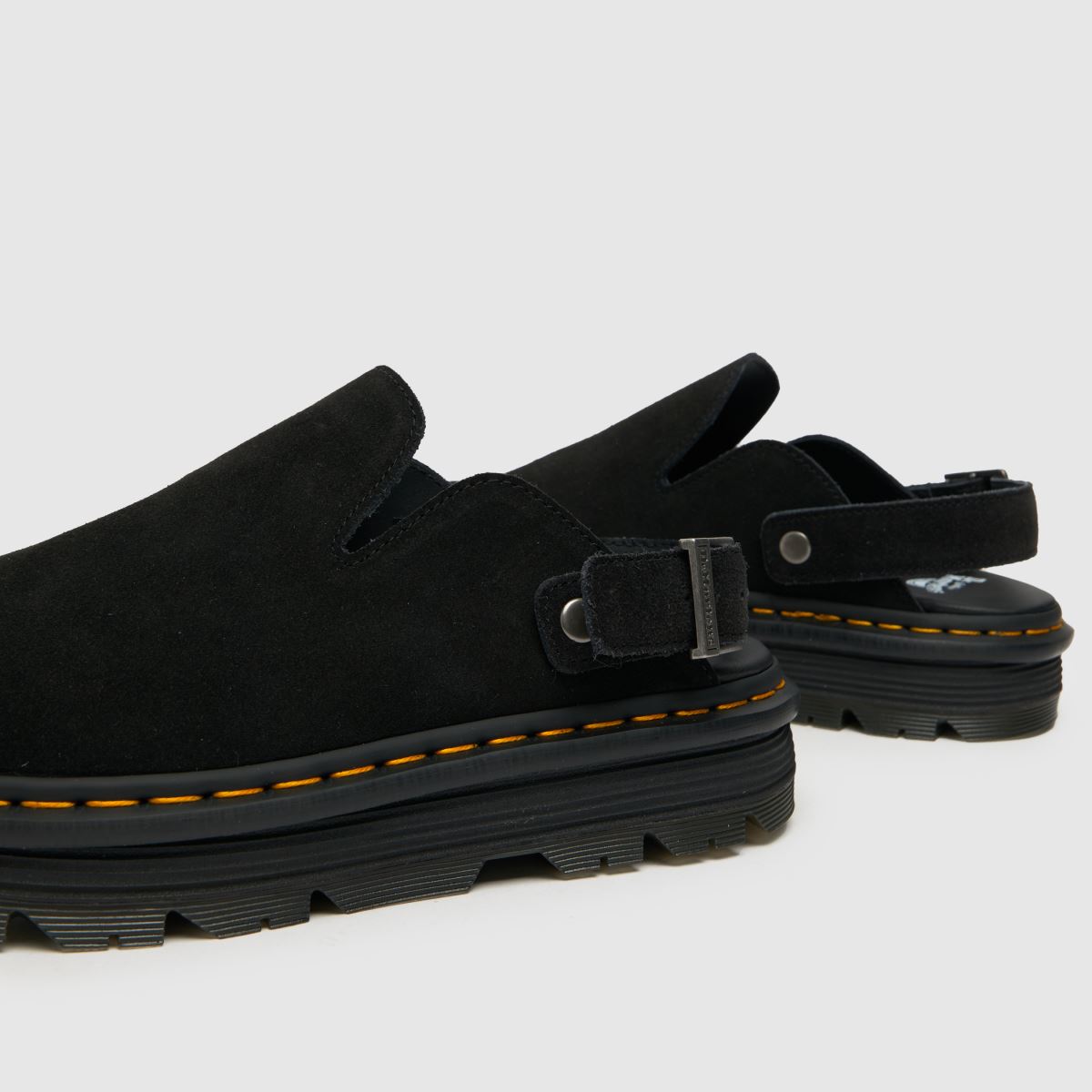 Dr Martens – Svarta sandaler med zebzag-motiv