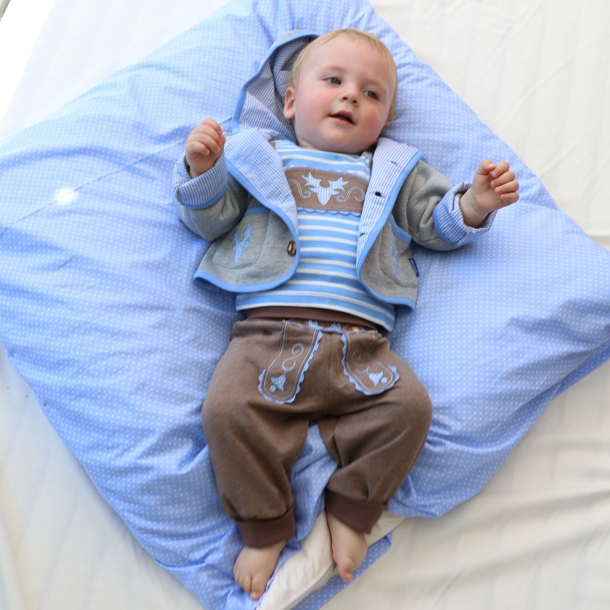 P.Eisenherz Trachtenjacke Kapuzenjacke mit Geweih, hellblaue Applikation