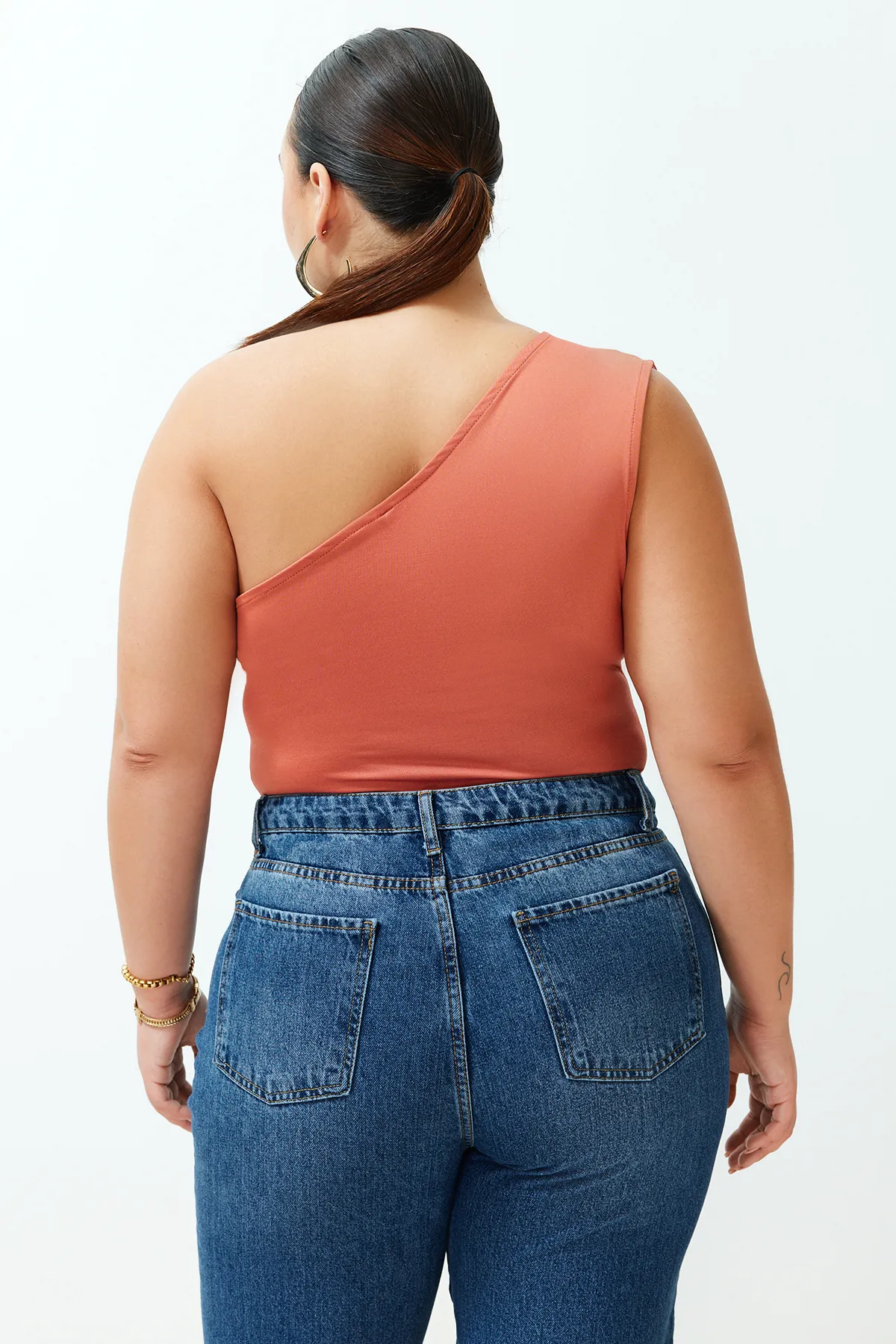 Trendyol Curve  Zimtfarbener gestrickter Body mit asymmetrischem Kragen unten und Druckknöpfen TBSSS24AF00066