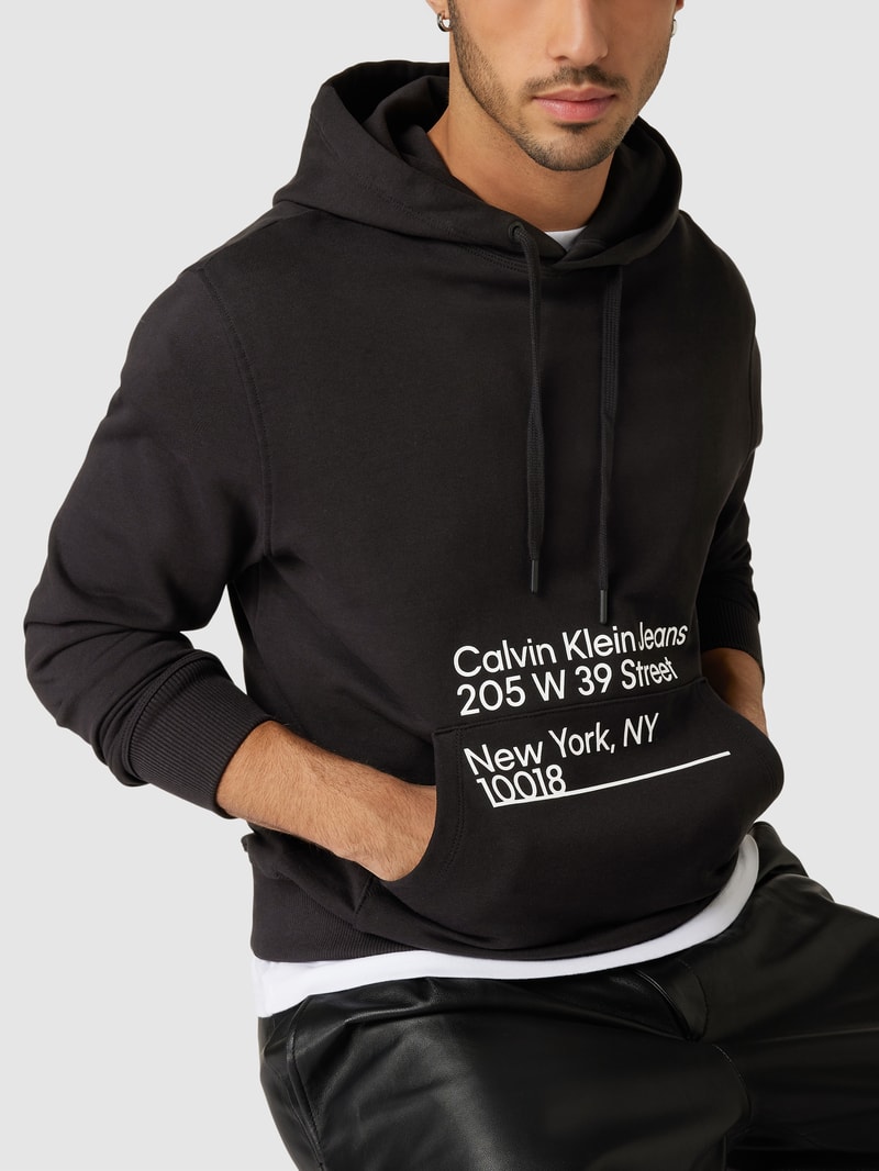 Hoodie mit Label-Print in schwarz