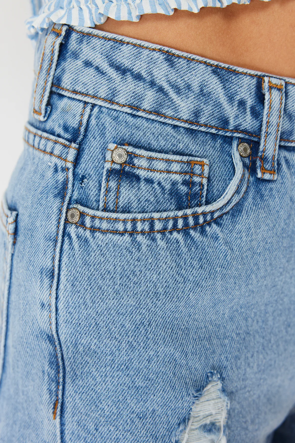 Trendyol Collection  Dunkelblauer Denim-Farbblock-Denim, 100 % Baumwolle, Shorts und Bermuda TBESS22SR0391