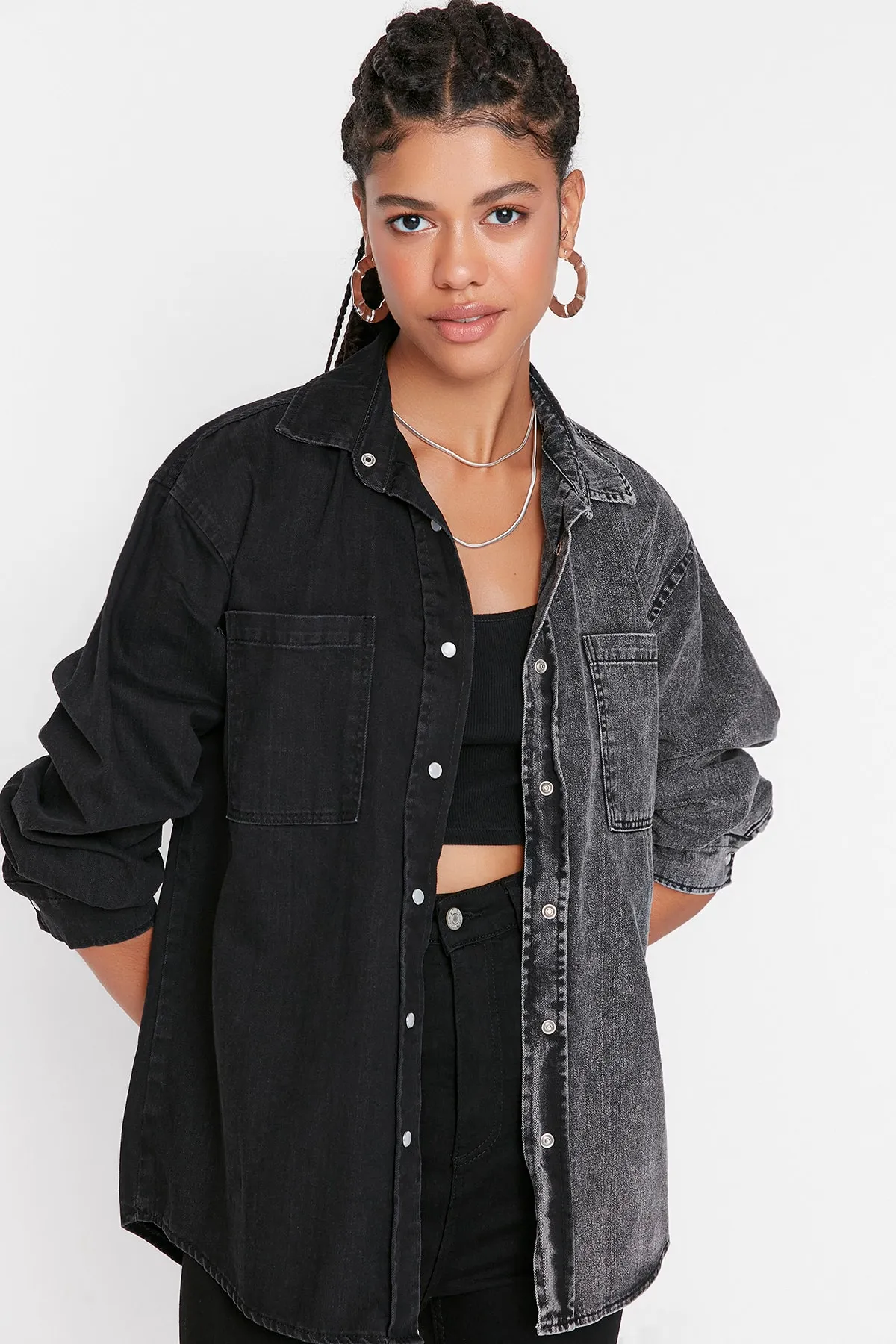Trendyol Collection  Schwarzes Jeanshemd mit Farbblockdesign TWOAW22GO0127
