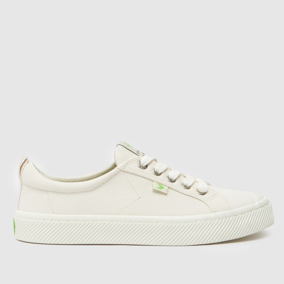 CARIUMA – Oca låga sneakers i benvitt