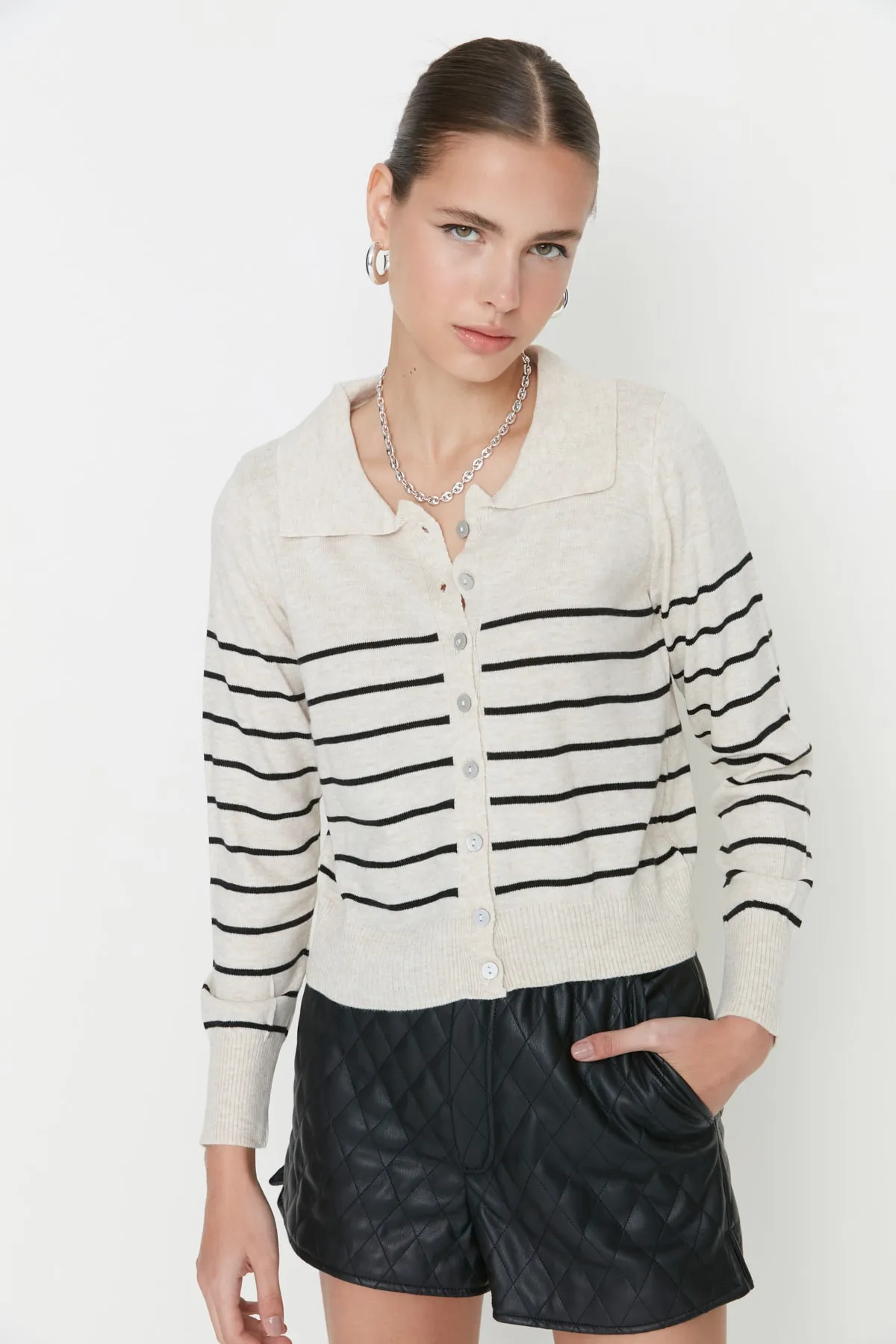 Trendyol Collection  Beigefarbene Strickjacke mit Rollkragen