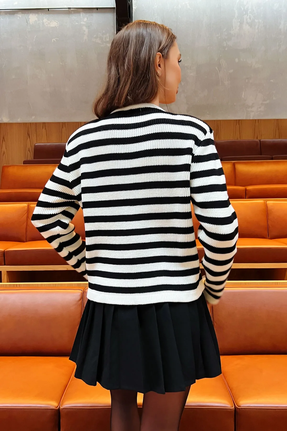 Lafaba  Weiß gestreifter, wattierter Strick-Cardigan mit goldenen Knöpfen und Rundhalsausschnitt für Damen