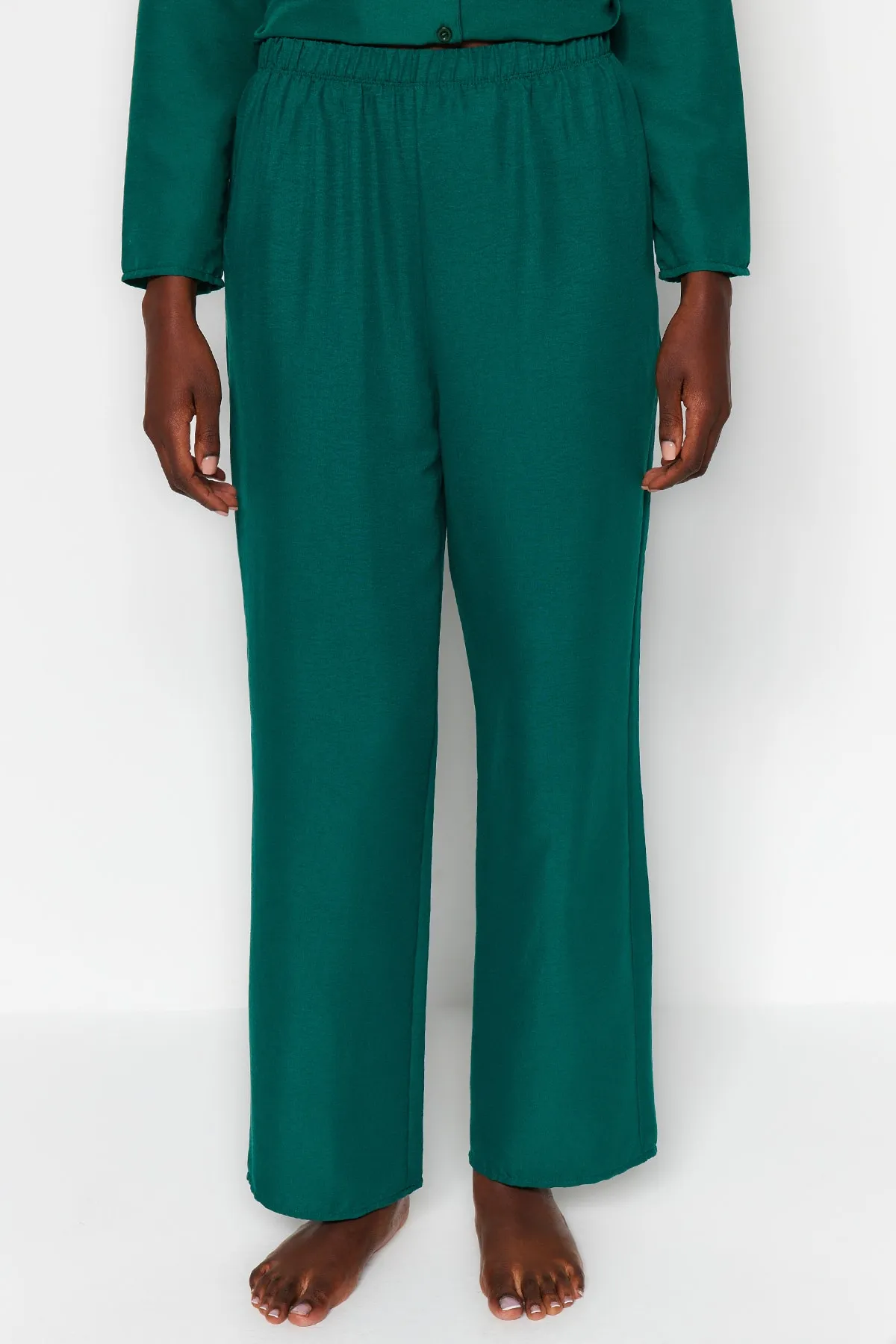 Trendyol Collection  Smaragdgrünes, besticktes Pyjama-Set aus Hemd und Hose aus Webstoff THMAW24PT00000