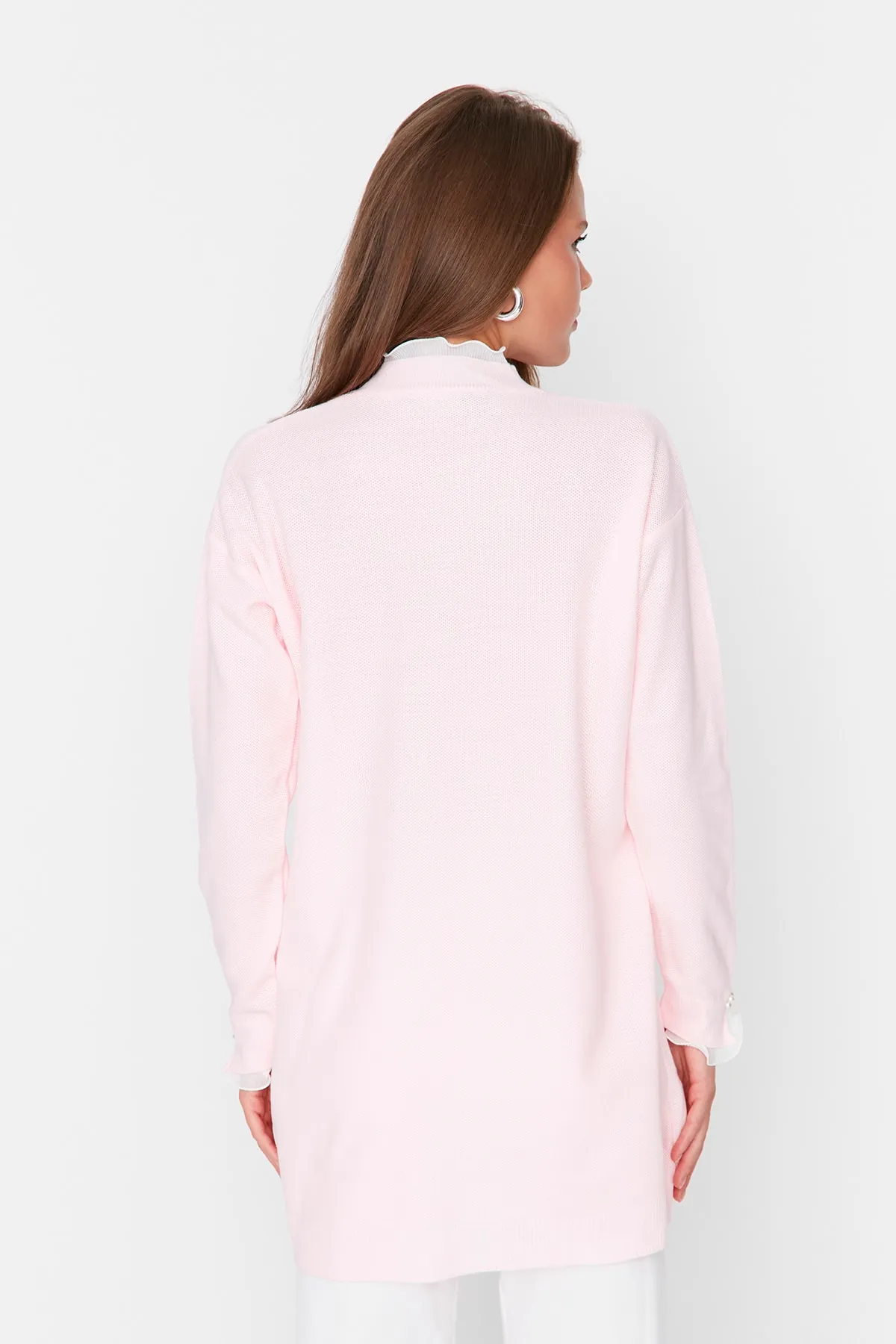 Trendyol Modest  Strickpullover mit rosa Ärmeln und Perlendetails TCTAW23AK00027