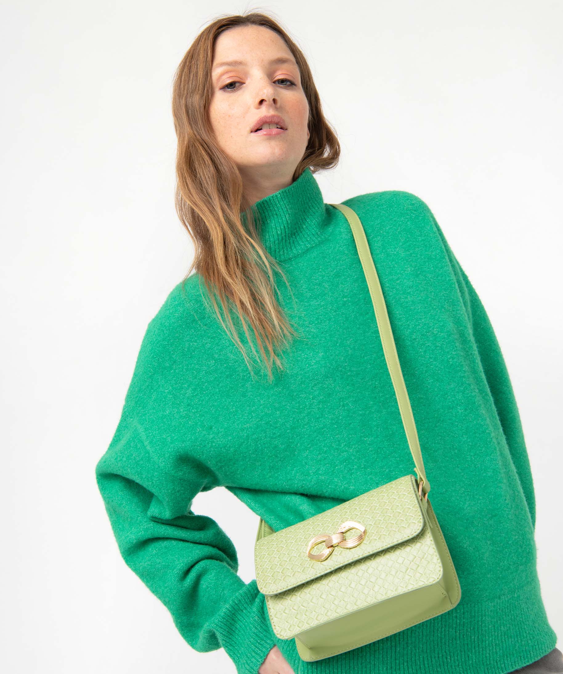 Sac besace femme petit format décoré en relief vert | GEMO