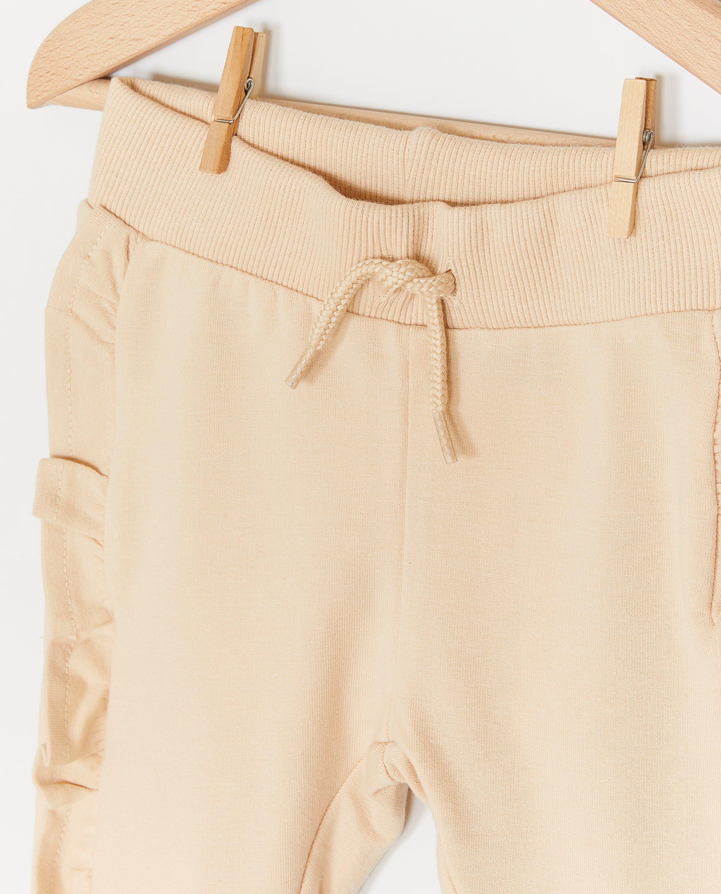 Pantaloni jogging Dirkje cu volane bej deschis