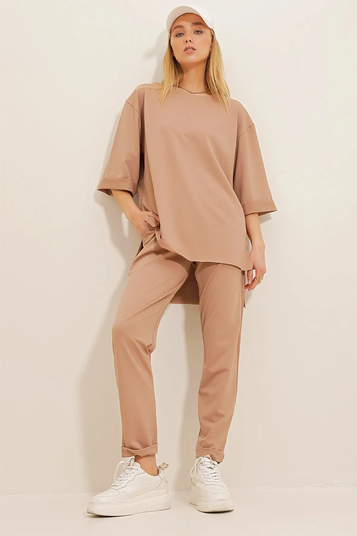 Trend Alaçatı Stili  Dunkelbeiges Damen-T-Shirt mit Rundhalsausschnitt, Seitenschlitz und Hose mit zwei Taschen, Krepp-Strick ALC-X10464