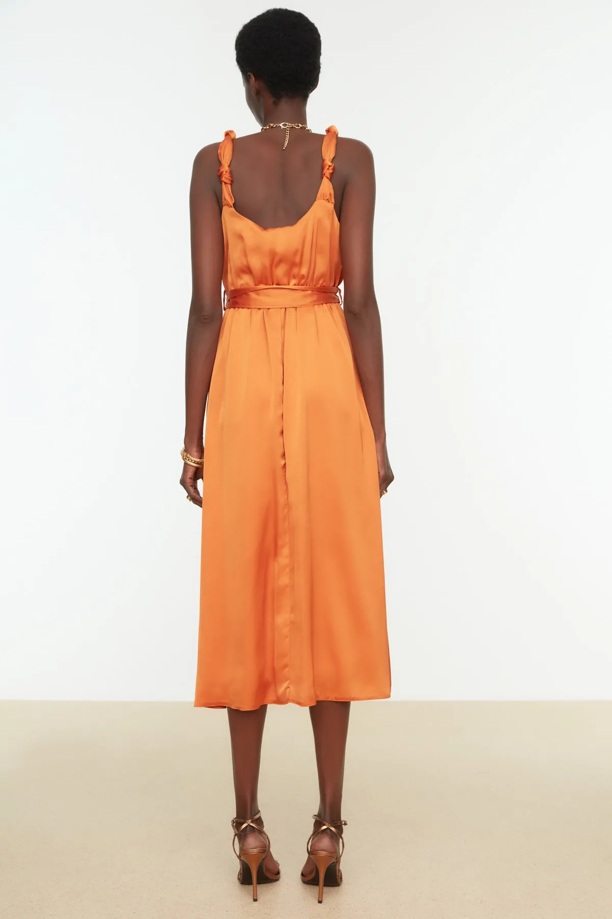 Trendyol Collection  Elegantes Abendkleid aus gewebtem Satin in Orange mit Gürtel TPRSS22AE0047